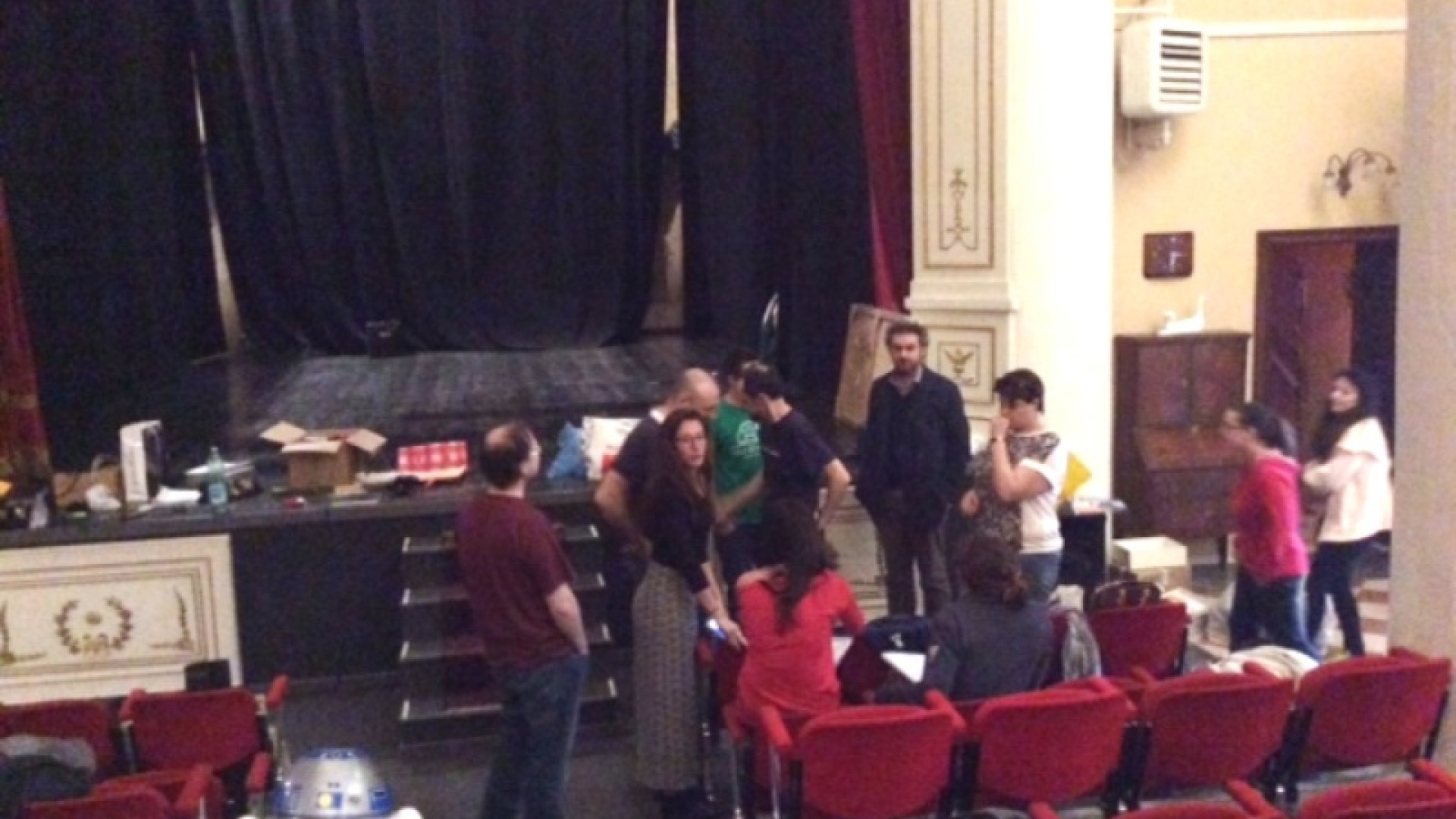 Lite tra attori con spray urticante. Stop alla commedia, teatro evacuato