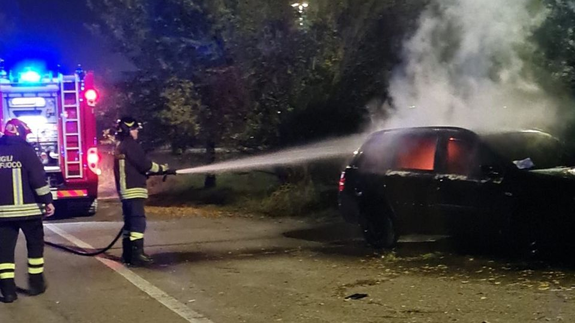 Auto in fiamme nella notte a La Verza, intervengono i vigili del fuoco. Cause ignote