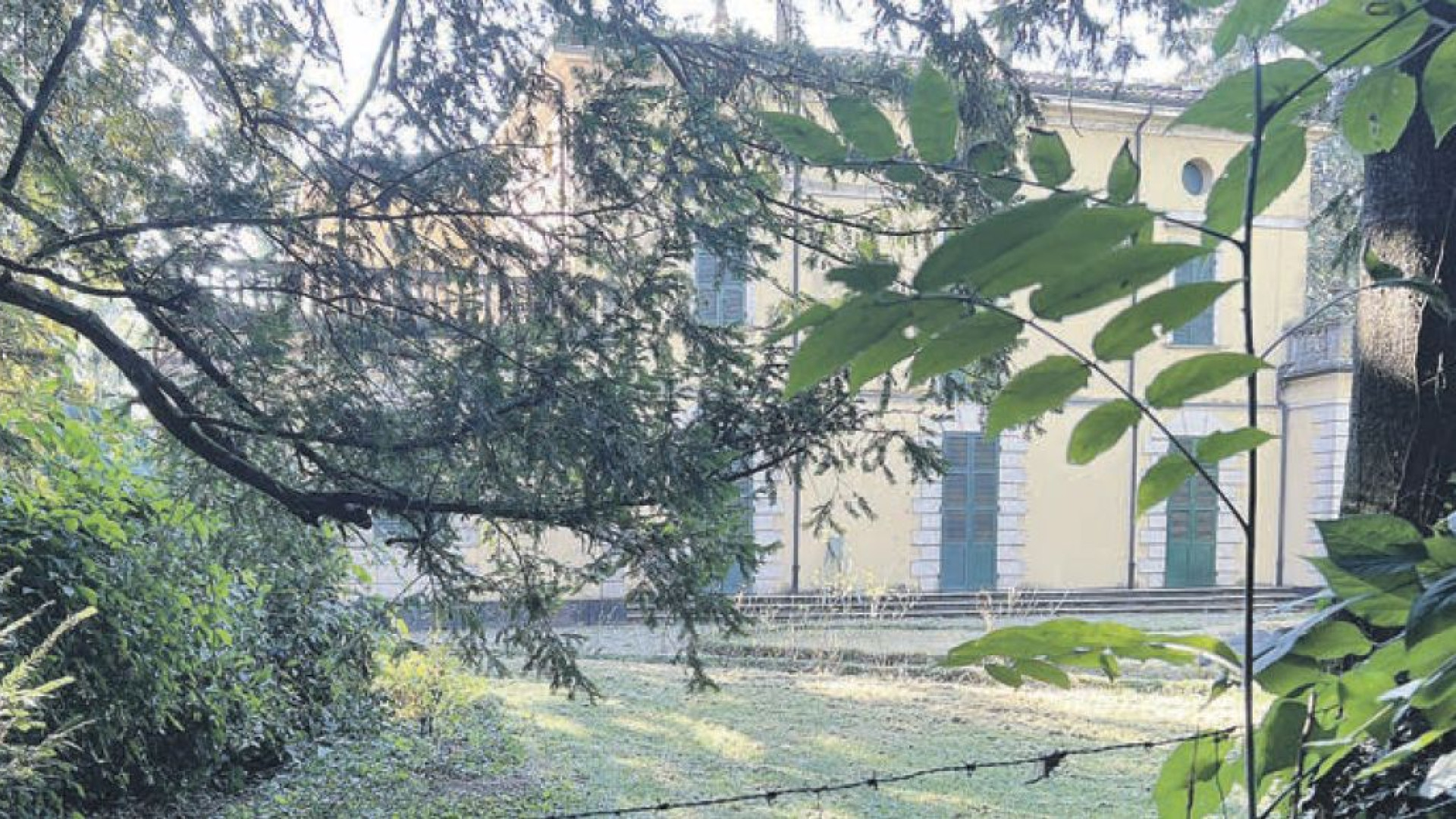 Villa Verdi, al via la missione contro il degrado. Sfalcio e potatura nel parco