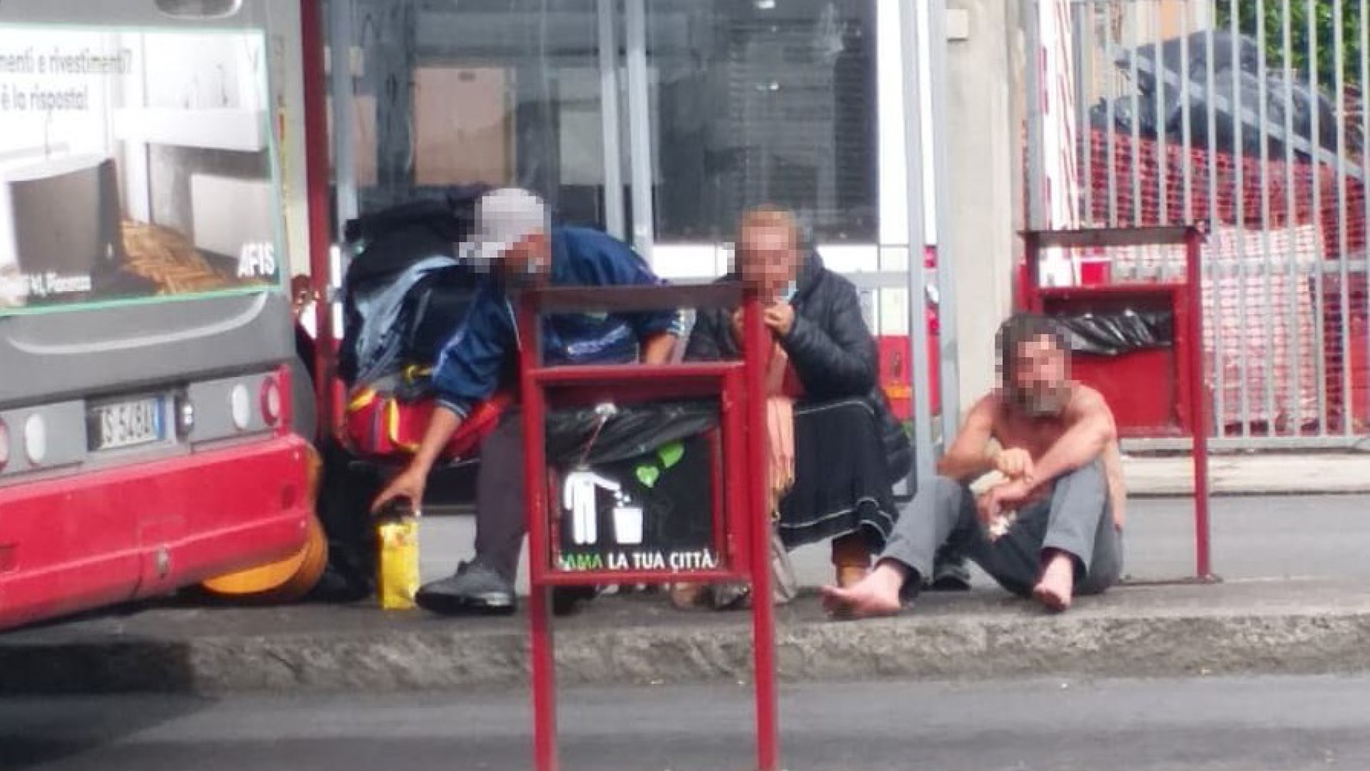 Pensiline dei bus e marciapiedi trasformati in veri bivacchi