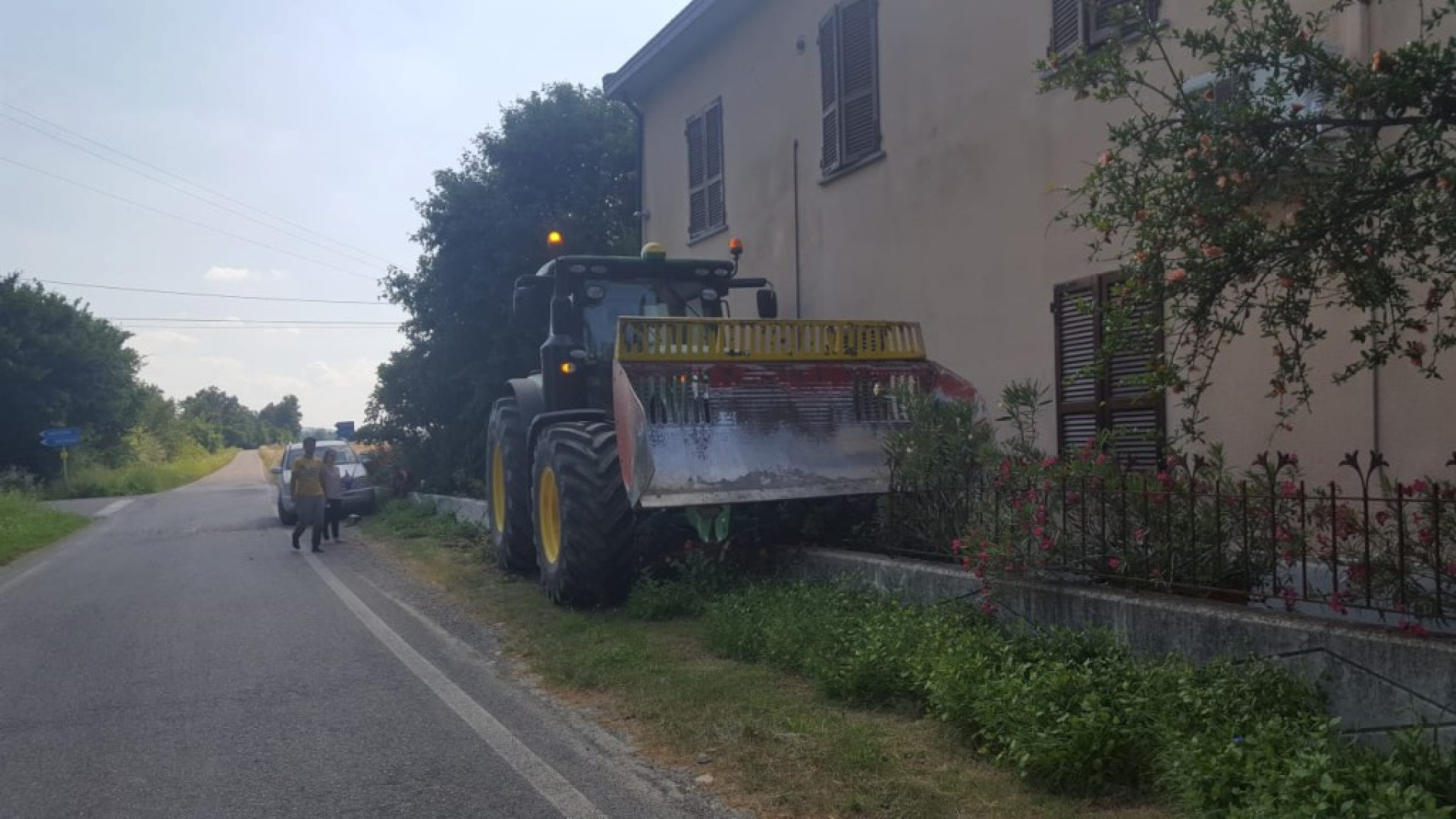 Perde il controllo del trattore e si schianta con la benna contro un’abitazione