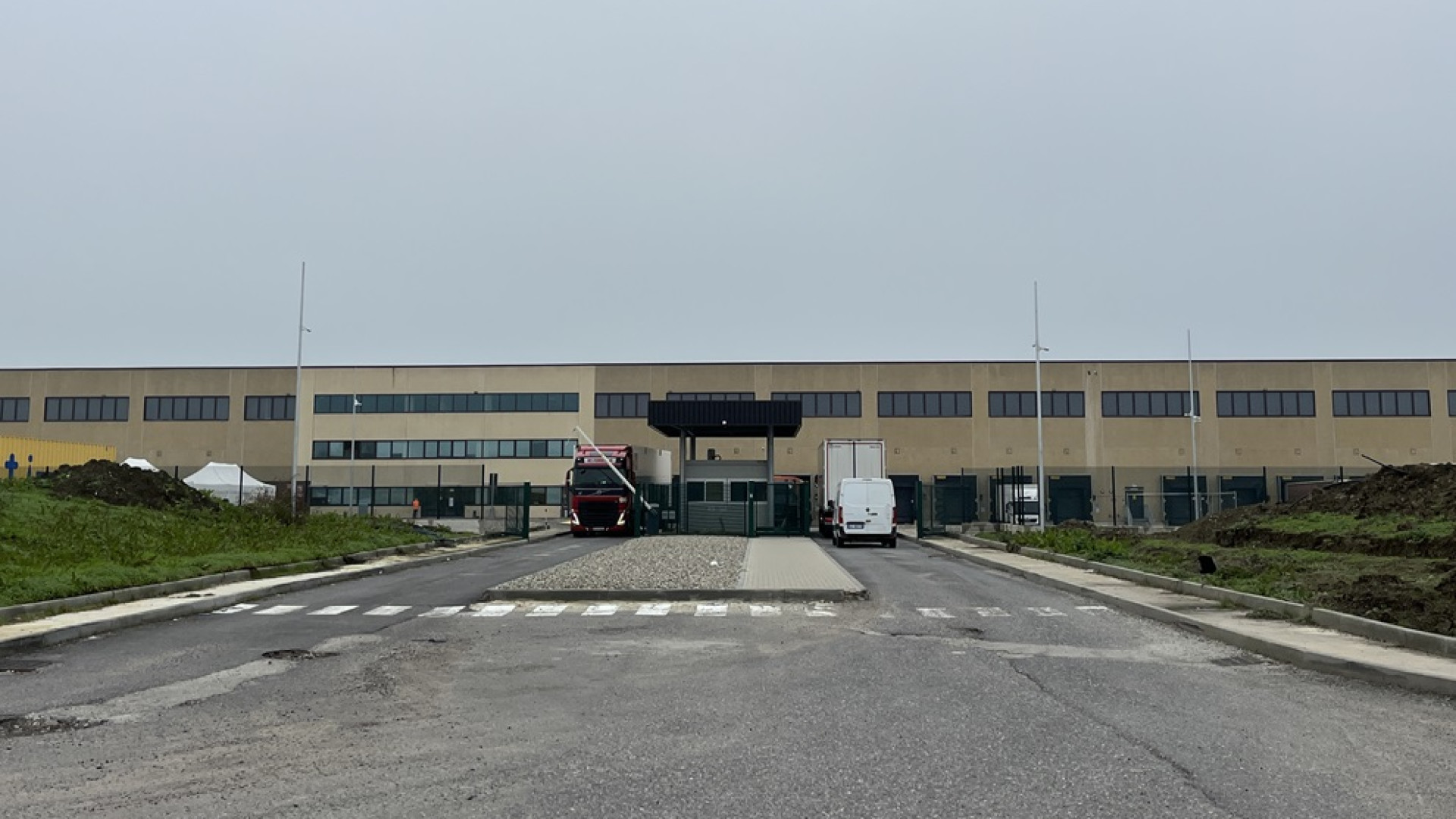 Dopo il commando, nuovo furto alla Dhl: finti autisti rubano tre rimorchi di merce