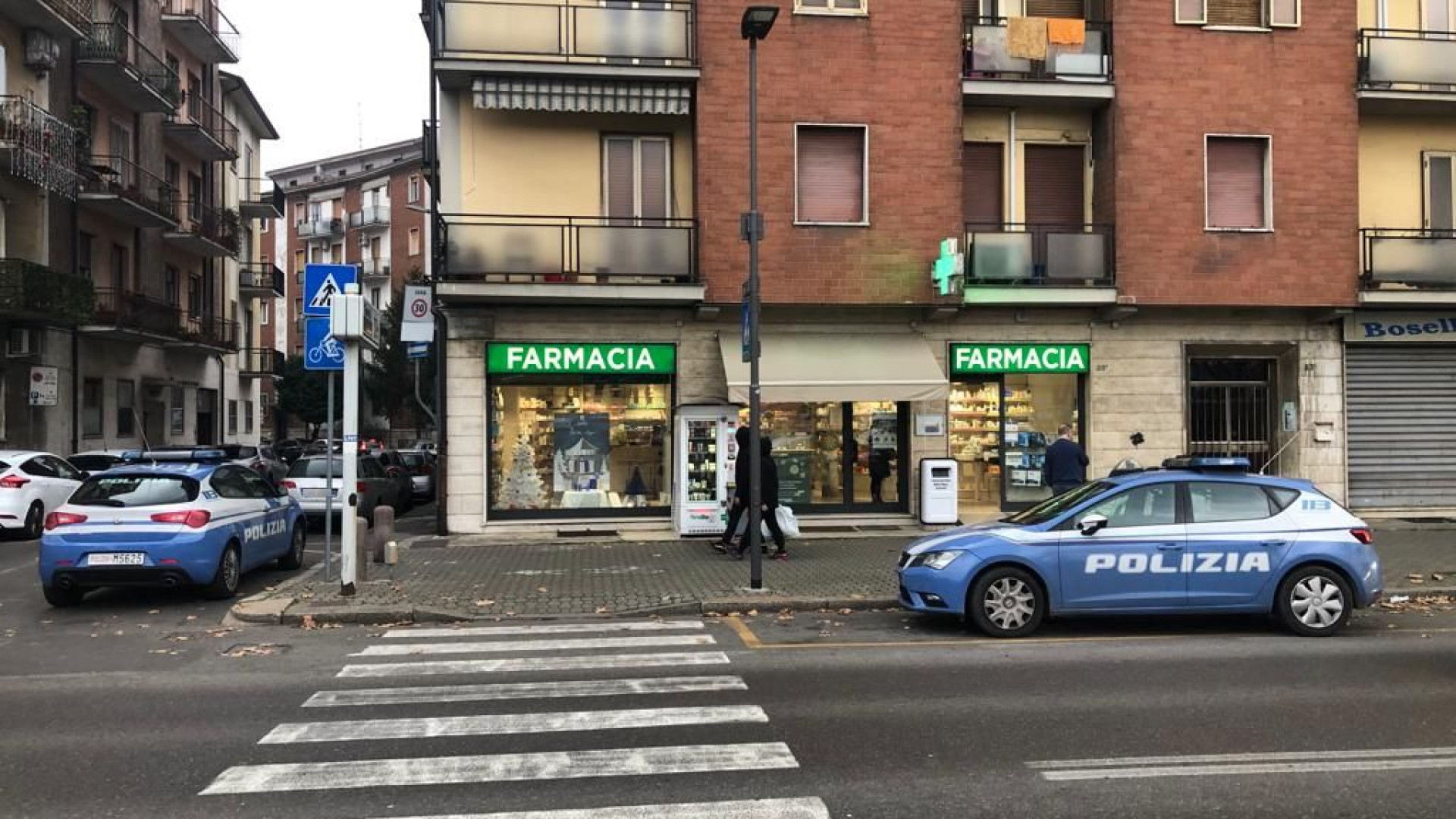 Viale Sant'Ambrogio, entra in farmacia armato di coltello: rapinatore ruba 1.500 euro