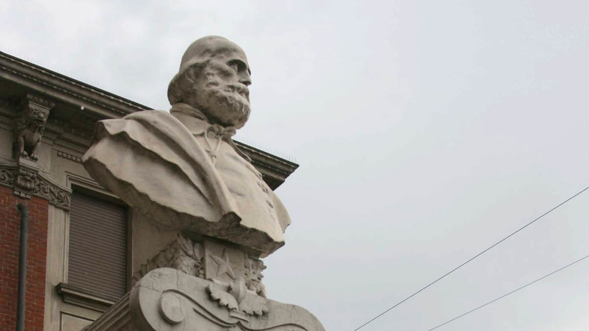 Castel San Giovanni, i volontari ripuliscono il busto di Garibaldi in piazza