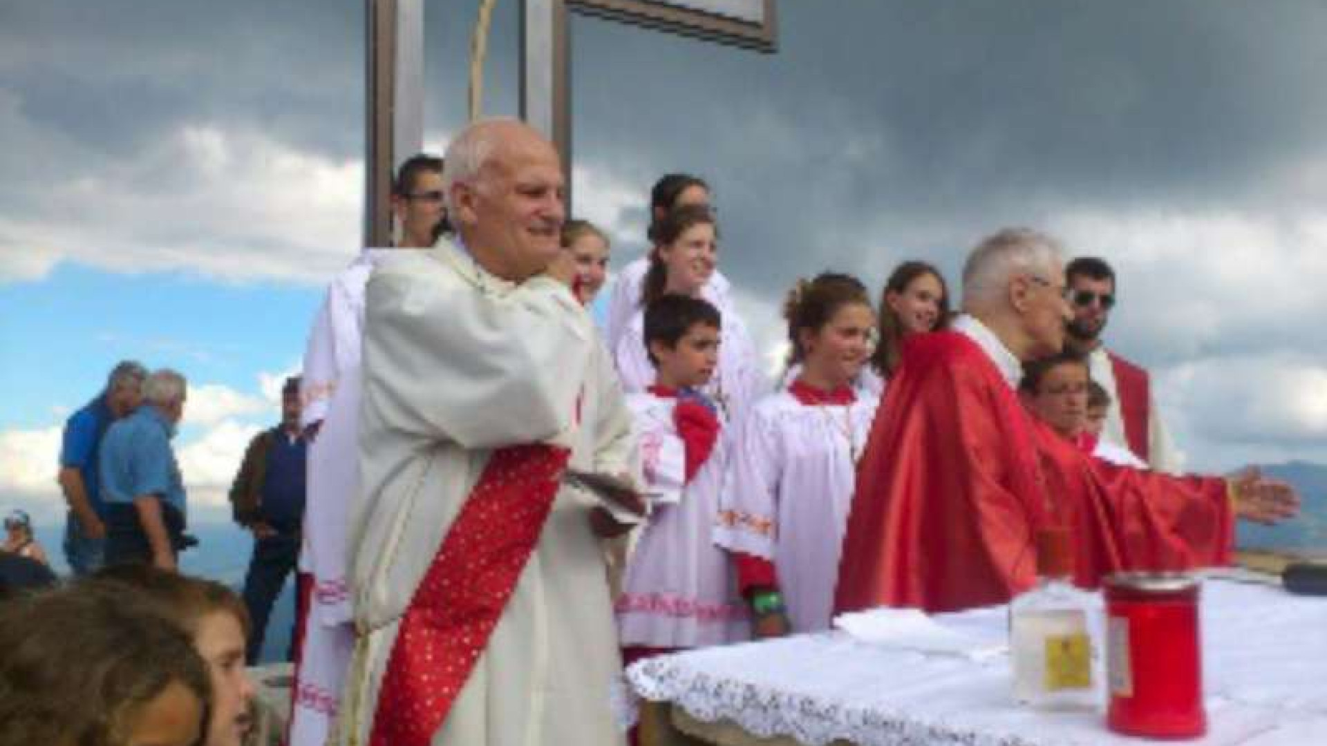 Nuova croce sul Carevolo, messa in quota con il vescovo Ambrosio