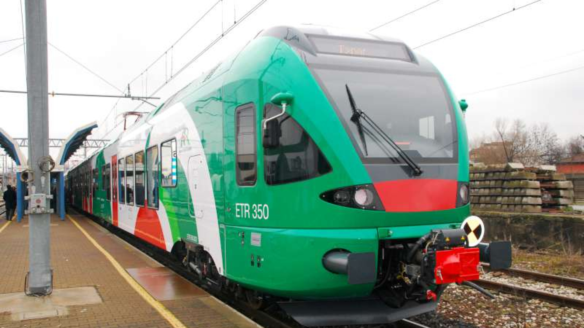 Il ministro Pinotti: "Esercito a disposizione per la sicurezza sui treni"
