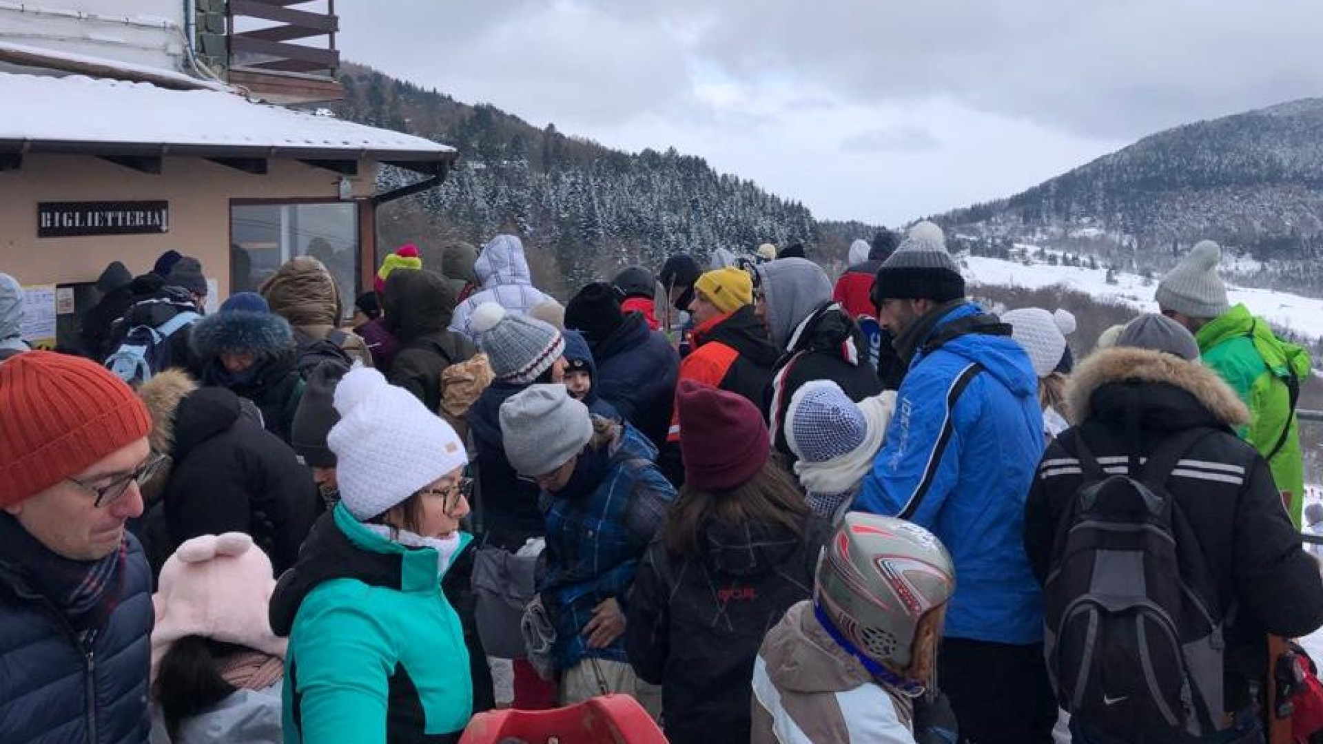 Finalmente riaprono le piste e in mille tornano a sciare o a "bobbare" al Penice