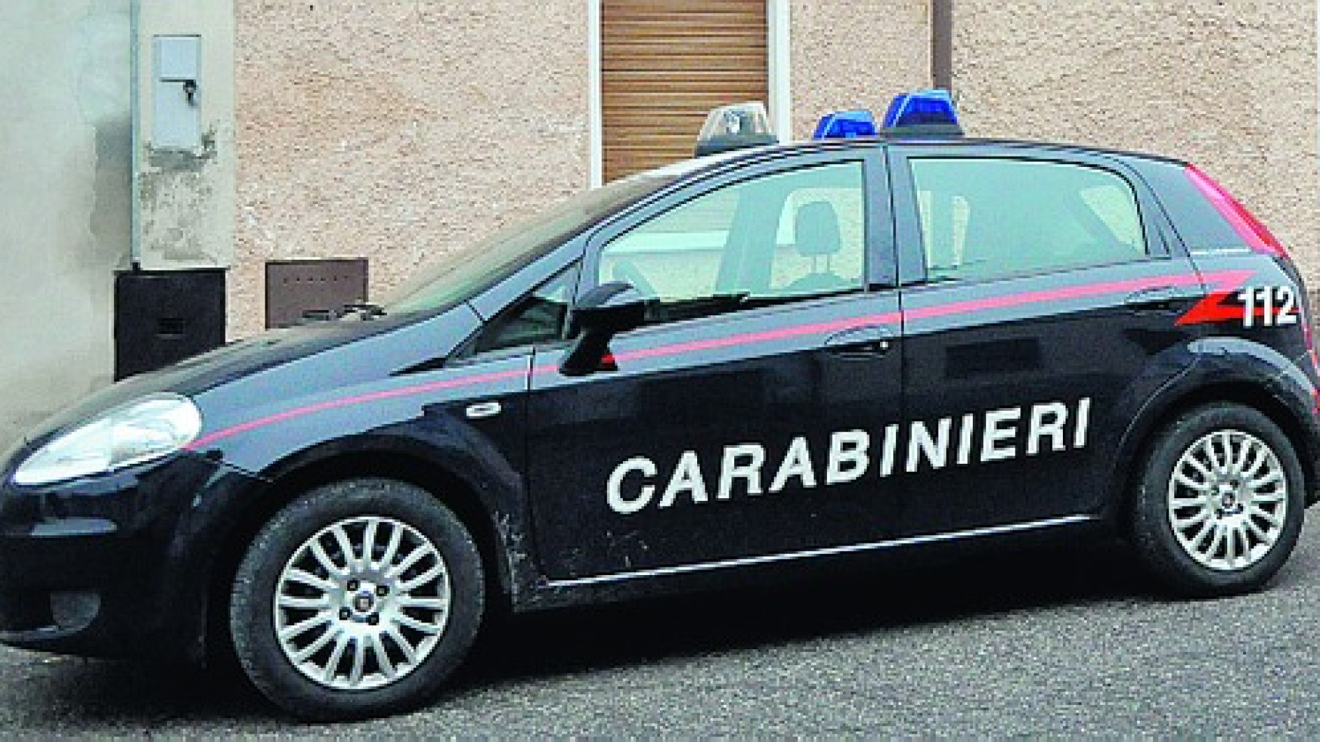 Litiga con la moglie, estrae la pistola davanti al figlio: "allontanato"