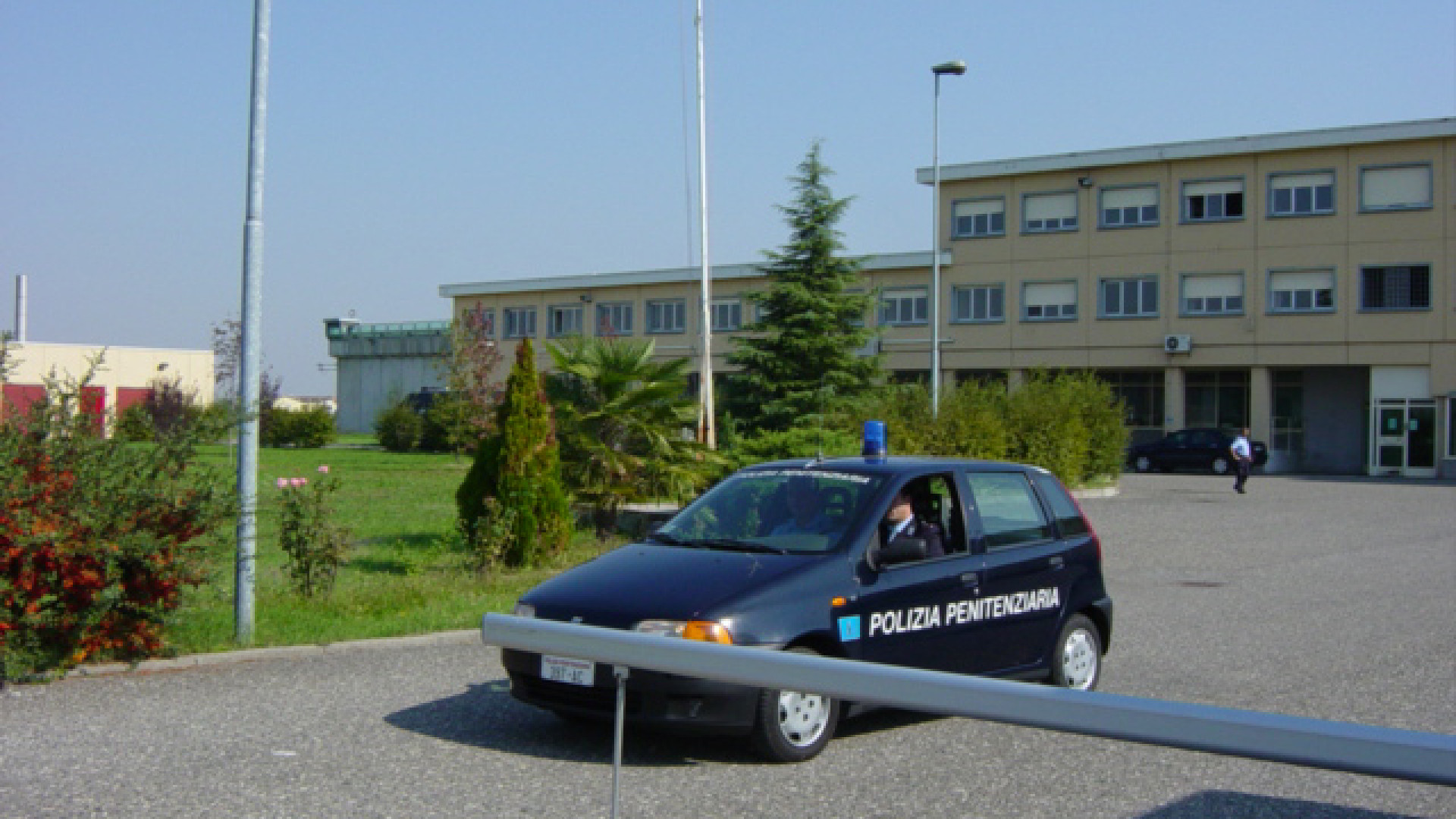 Gli agenti denunciano: "Sfiorata la rivolta al carcere delle Novate"