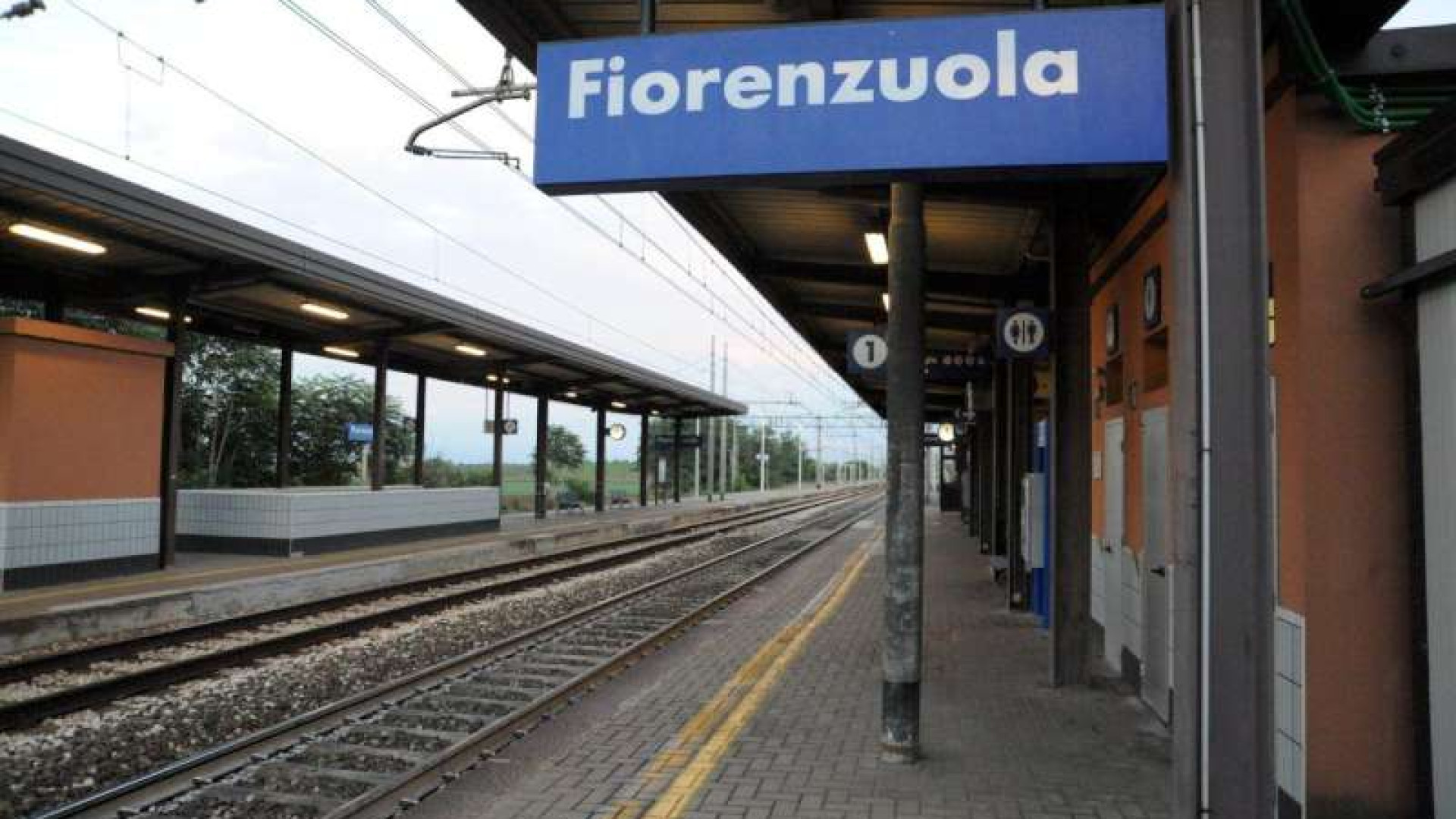 "In treno per uccidere una donna". Un giovane capisce le intenzioni e chiama il 112