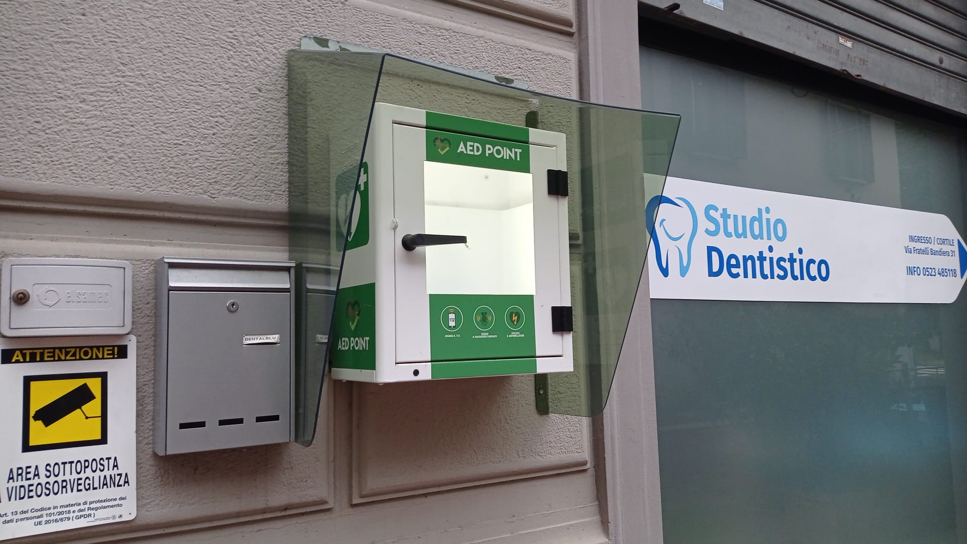 Rubato un defibrillatore in via Mazzini a Castel San Giovanni, parte l'allarme