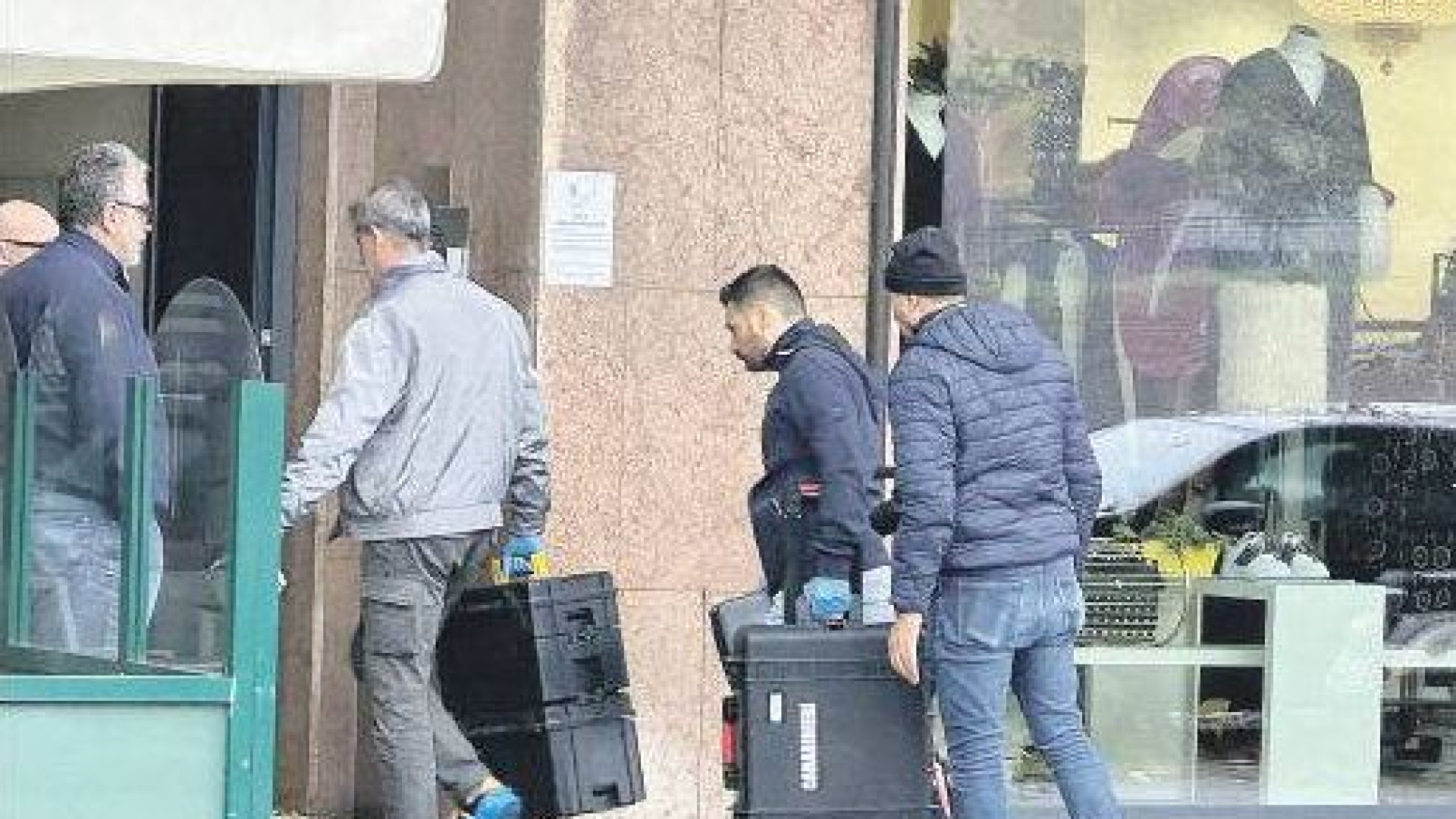 "La strattonava per la strada, ho scattato una foto e l'ho aiutata"