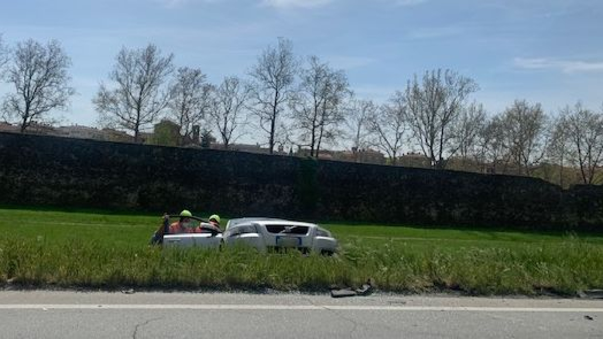 Auto sbanda e finisce nel canale in via XXI Aprile: lunghe code e traffico in tilt