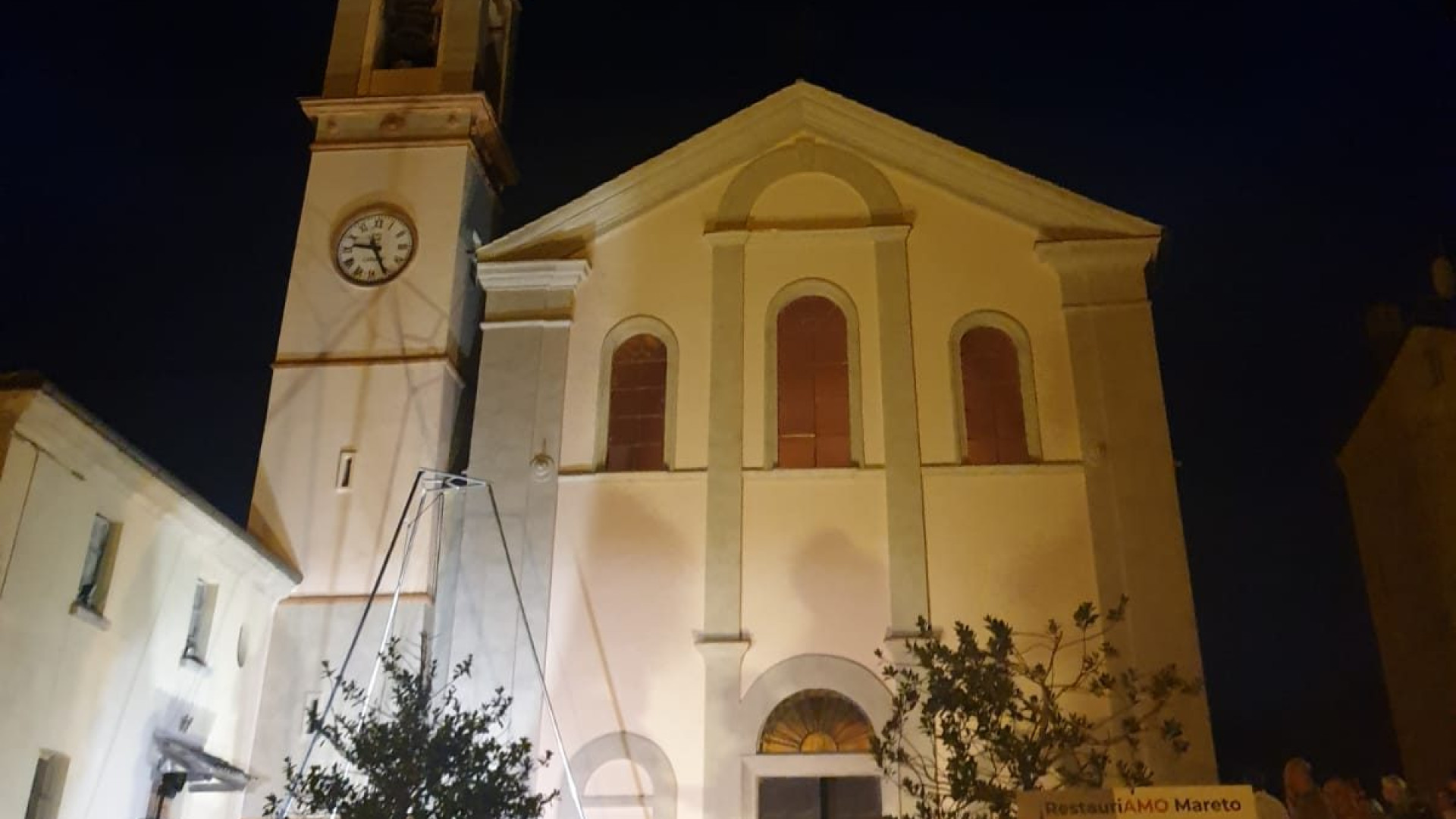 Mareto aiuta il suo Comune. "Contro il caro bollette spento il faro della chiesa"