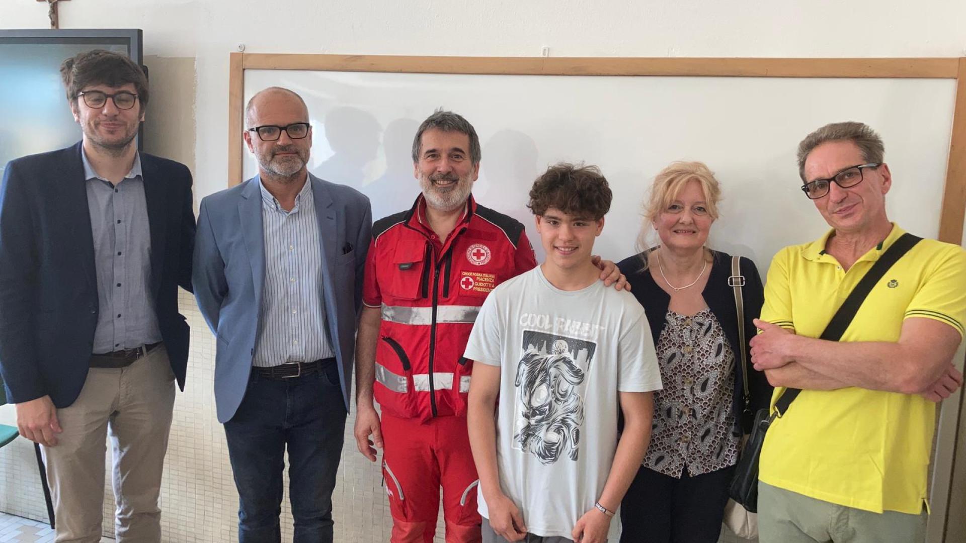 Rischia di soffocare, 15enne gli salva la vita. Sorpresa in classe: "Sei un esempio"