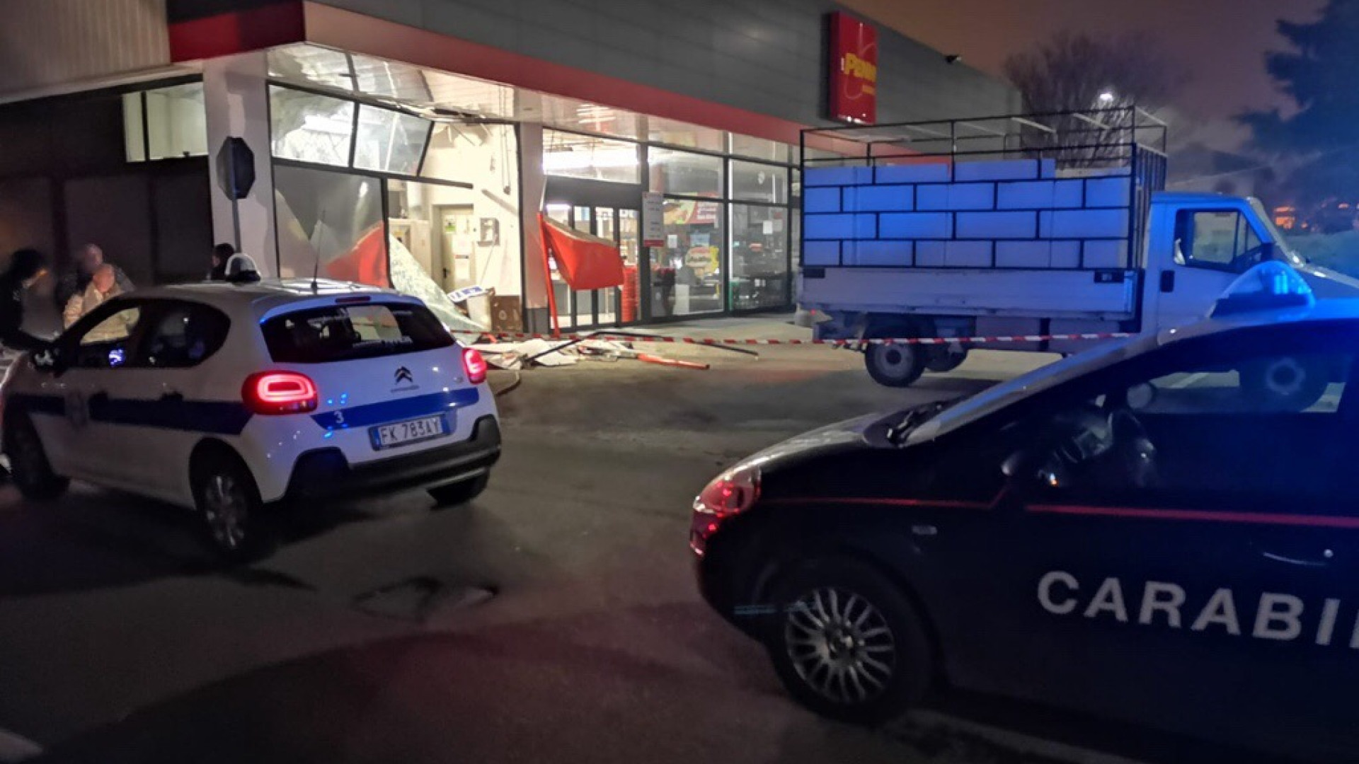 Altro assalto a un supermercato: vetrina sfondata, ma ladri a mani vuote