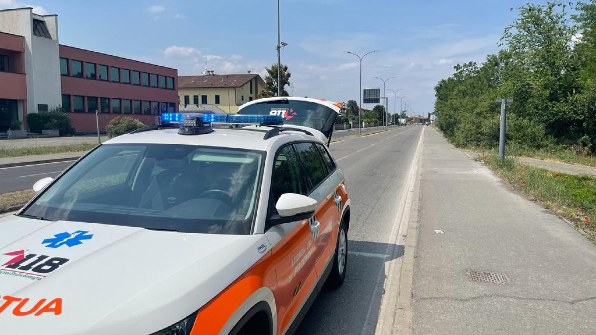 Bicicletta travolta da un'auto in via Primo Maggio, 19enne finisce all'ospedale