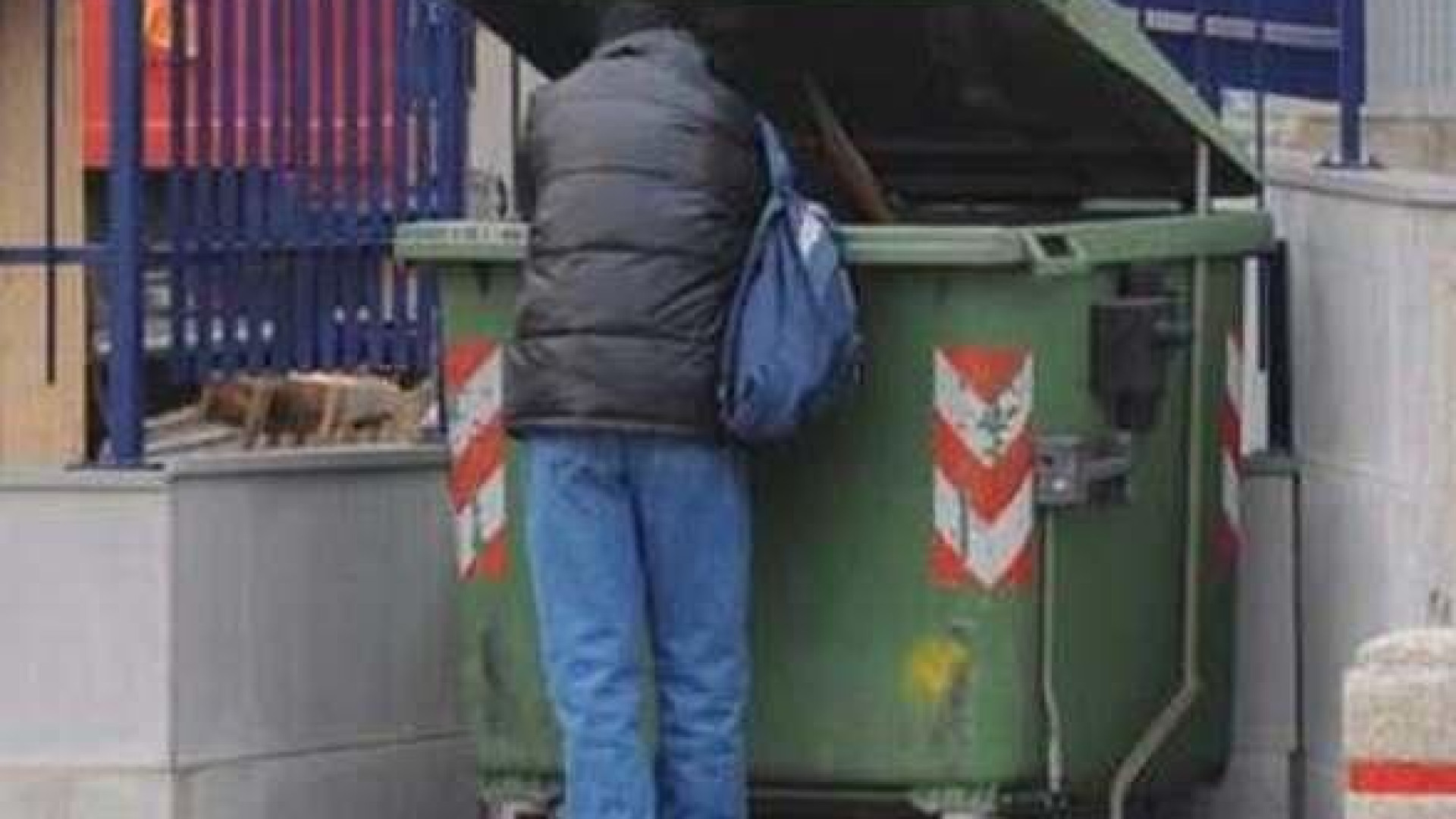 Clochard rovista nei cassonetti, poliziotti gli pagano la cena
