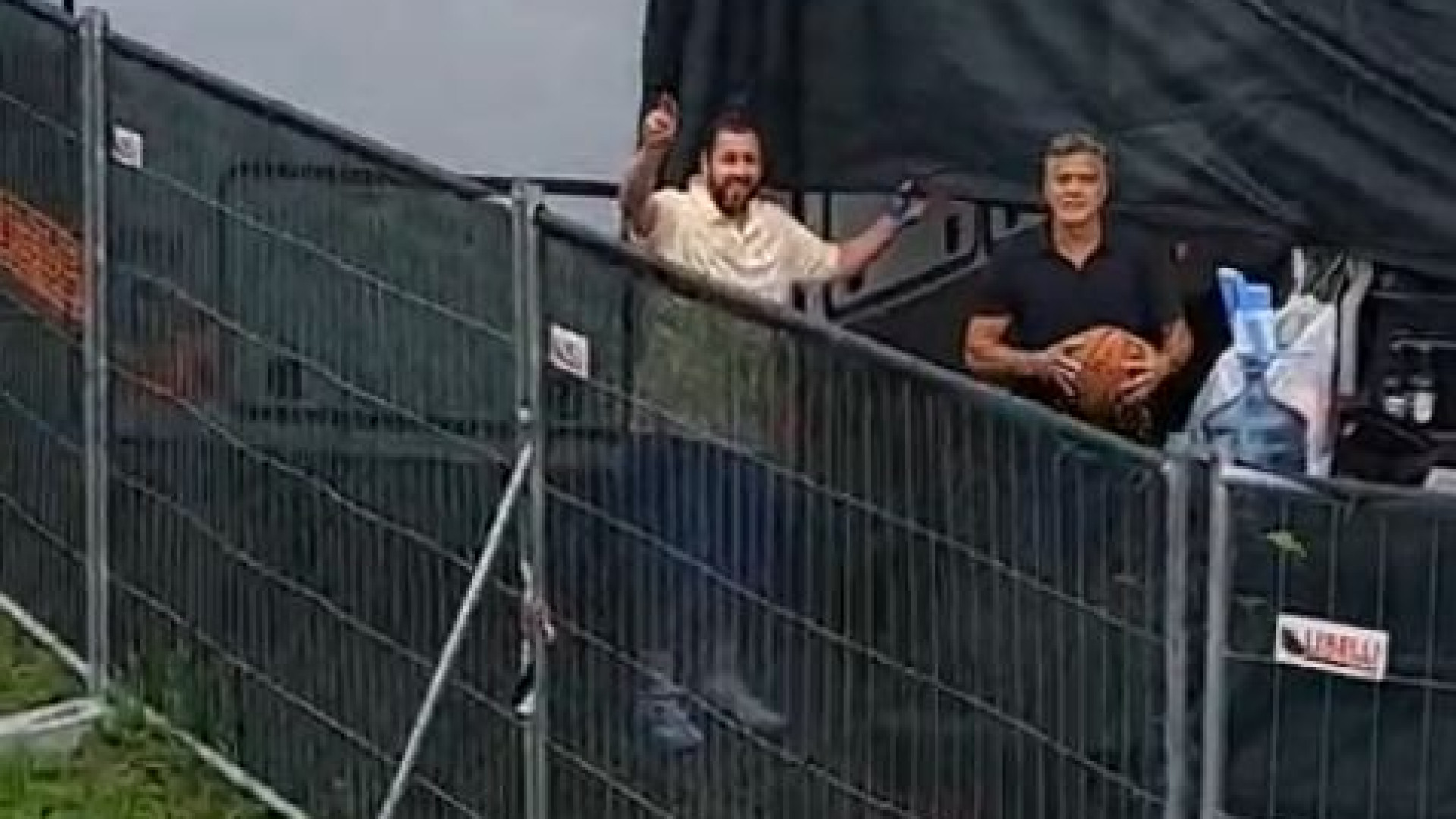 Caorso, auguri dei fan a Clooney e lui risponde in italiano: "Grazie"