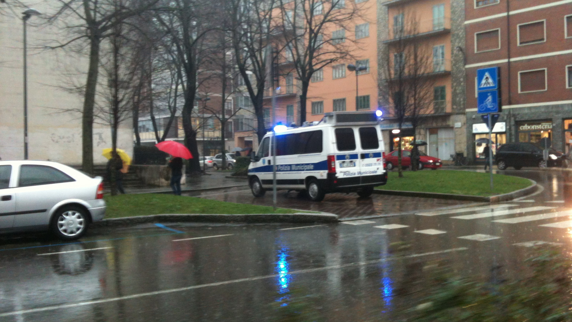 Incidente a Barriera Genova, coinvolta una ragazza incinta. Disagi al traffico