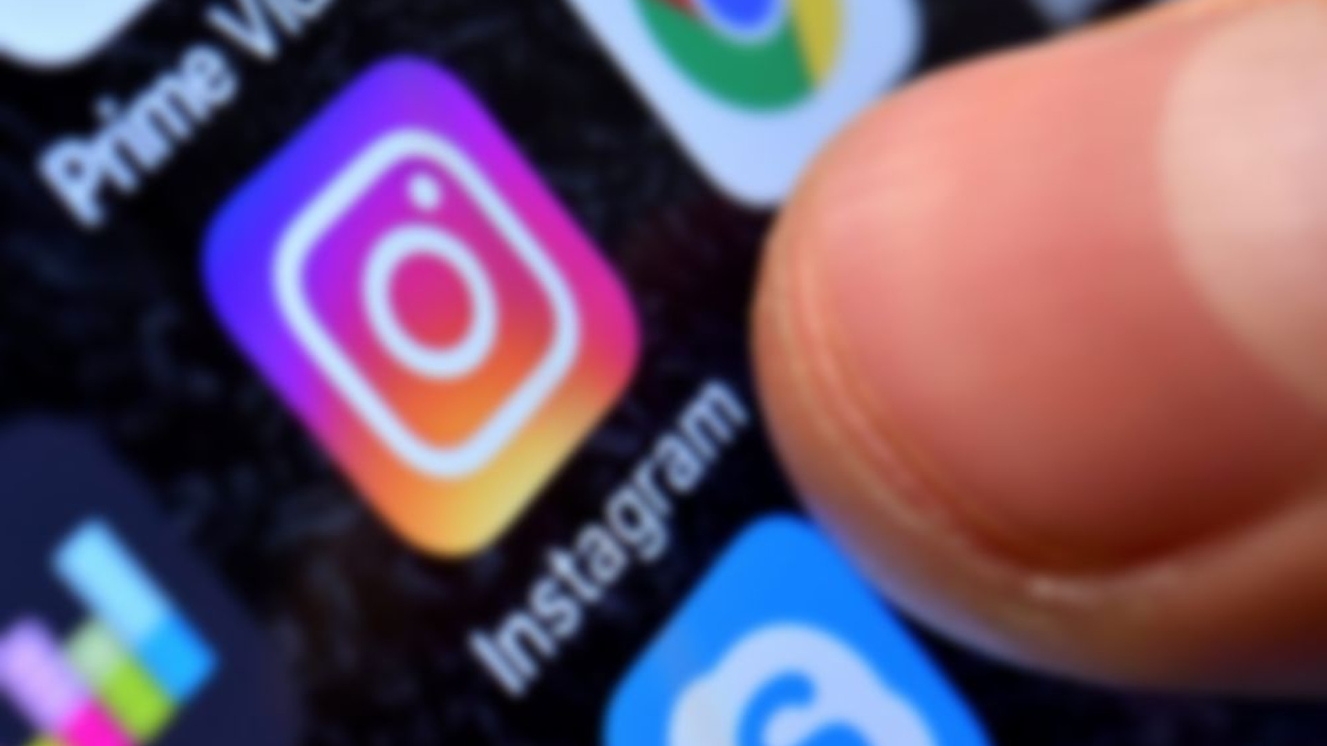 Picchiata da tre compagne di scuola 14enni: il pubblico di giovani filma con il telefono