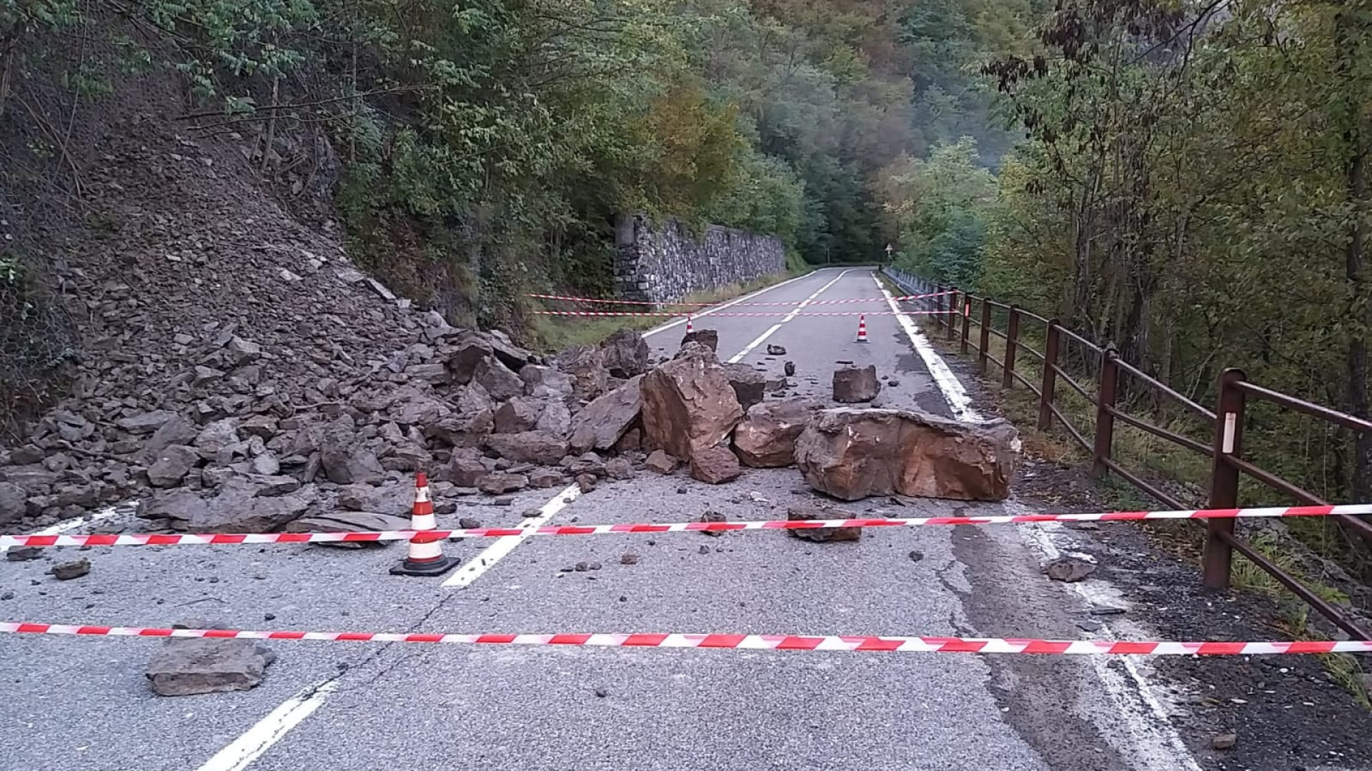 Caduta massi, riaperta la strada tra Marsaglia e Salsominore