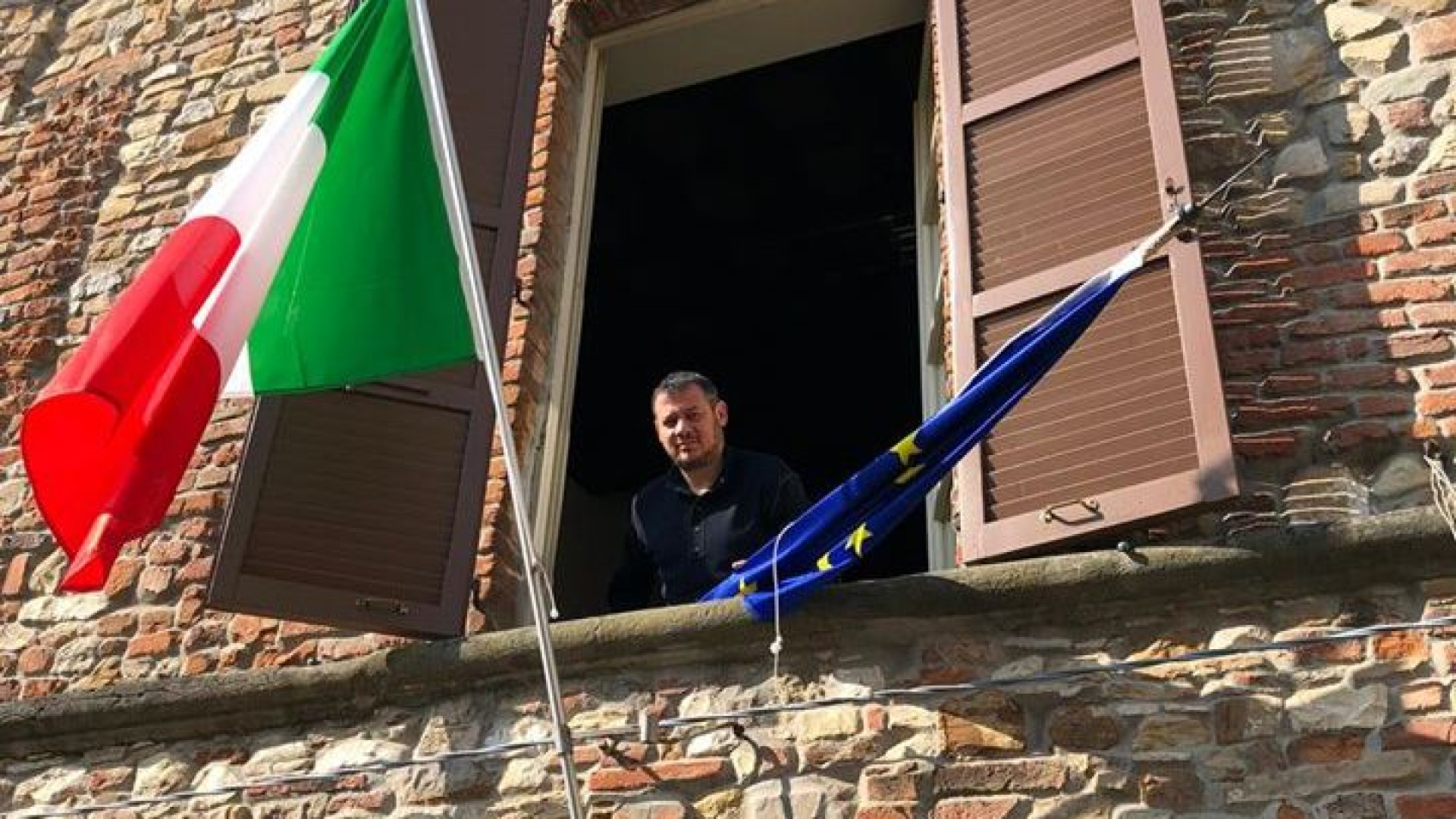 Ghilardelli toglie dal Municipio la bandiera dell'Europa: "Non ci aiuta"