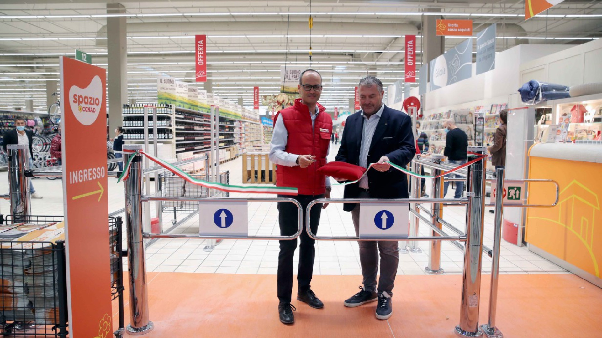 Inaugurato Spazio Conad a San Rocco al Porto. Sit-in dei lavoratori ex-Auchan. "Puntiamo a reintegrarli"