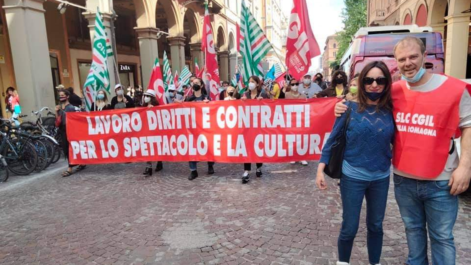 Manifestazione a Bologna dei lavoratori dello spettacolo: "Riaprire al pubblico"