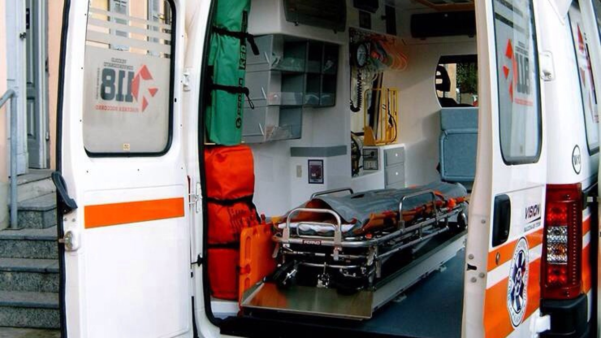 Cade dalla scala, volo di tre metri per un 40enne che finisce all'ospedale