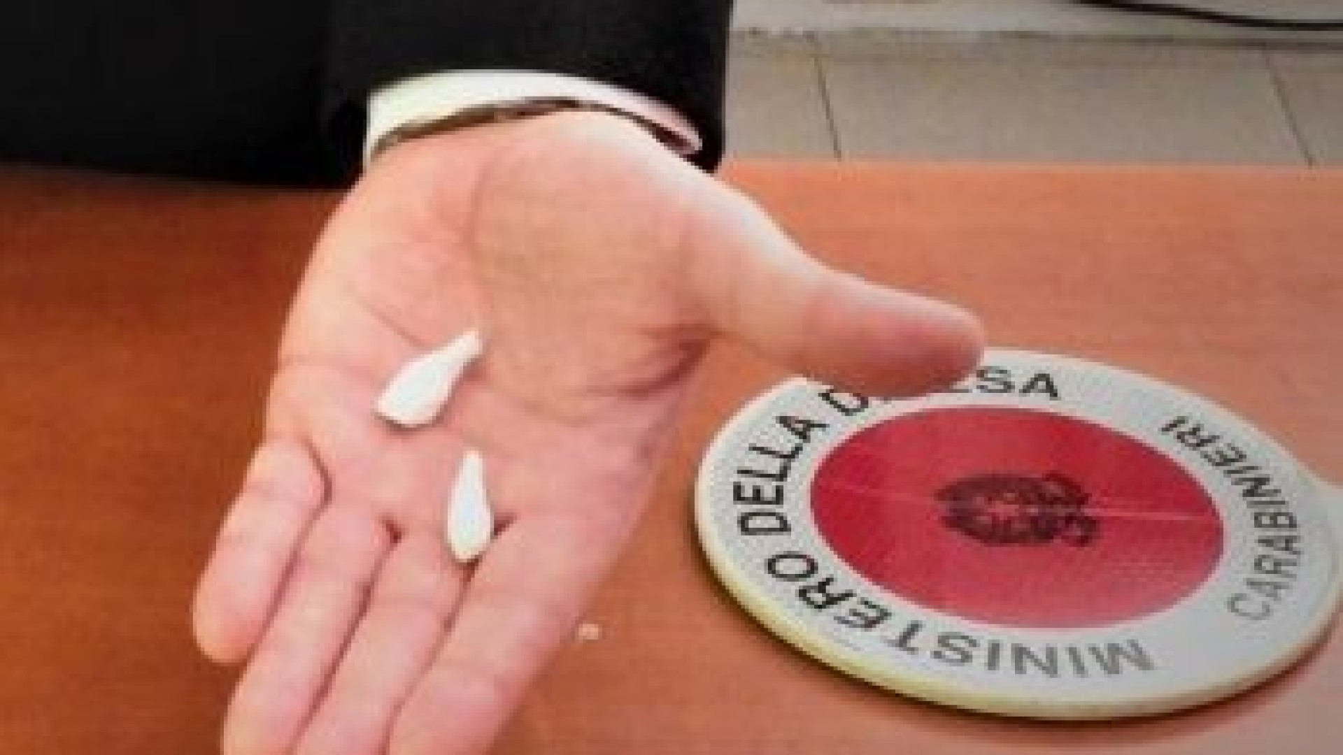 Fermato per un controllo anti-droga, prende a calci e pugni i carabinieri: arrestato