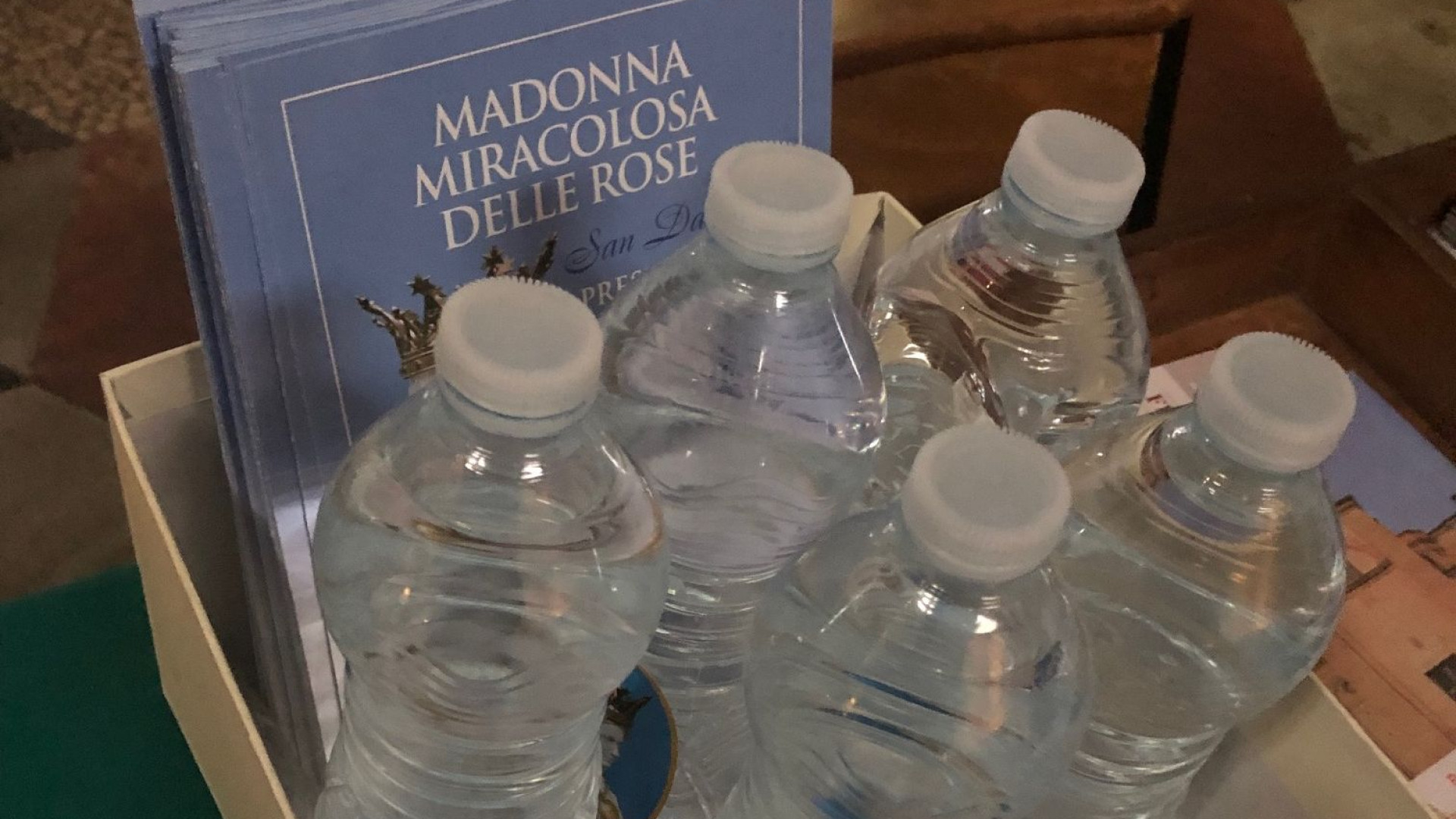 Acqua benedetta di San Damiano al posto di quella di Lourdes: fedeli indignati