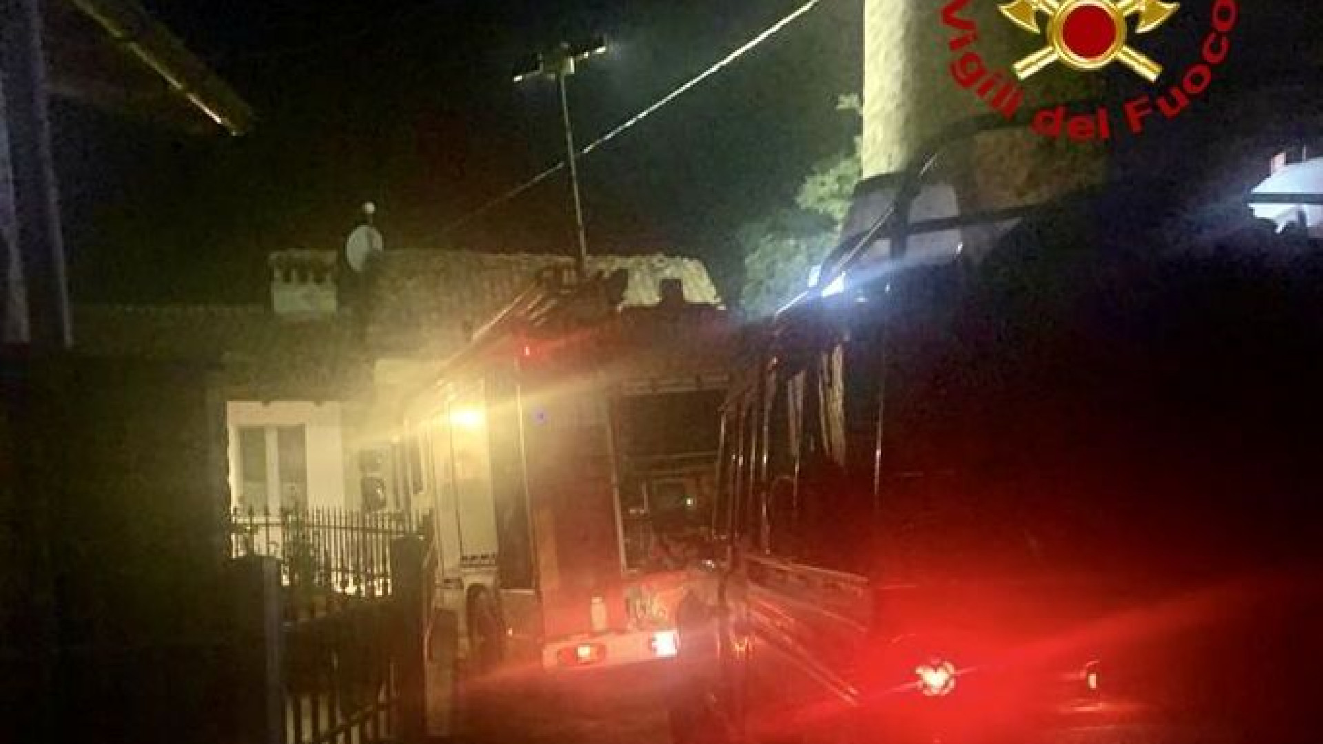 Cascinale in fiamme a Madellano di Travo. Tetto distrutto dal rogo
