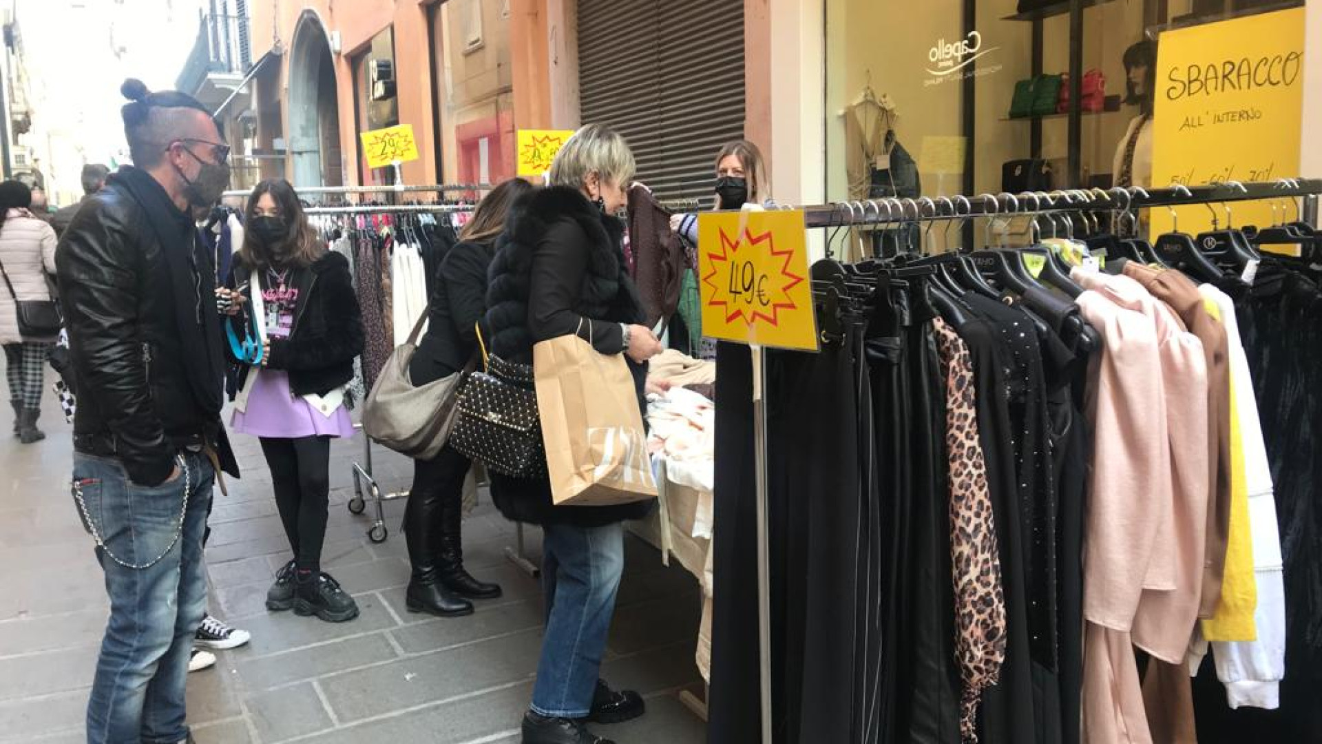 I rincari generali si fanno sentire, prima giornata fiacca per lo "sbaracco" in centro