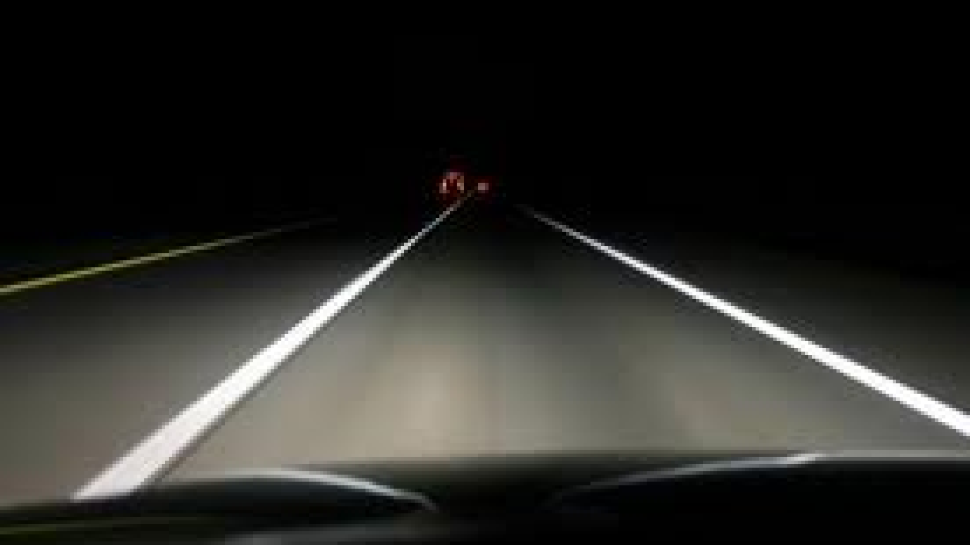 Follia. Si sdraiano sulla strada a Gossolengo e fanno flessioni sfidando le auto
