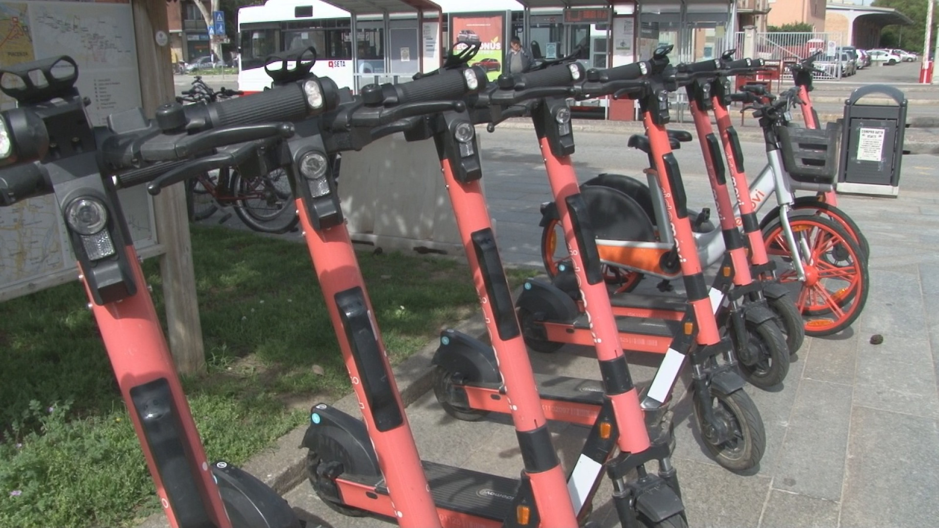 Bici e monopattini: da luglio 38.100 noleggi e risparmiati 60mila kg di CO2 a Piacenza