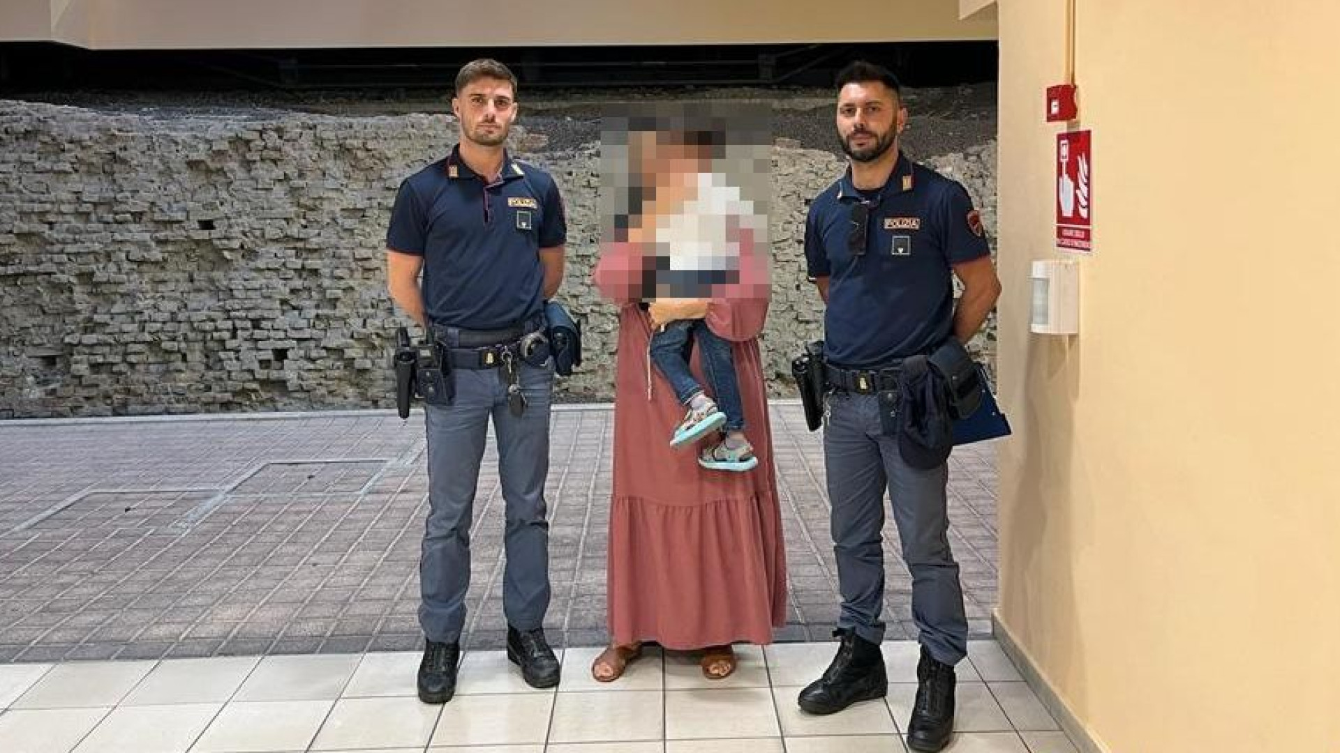 Sfugge al controllo, apre la porta e sparisce. Bimbo ritrovato in un parcheggio