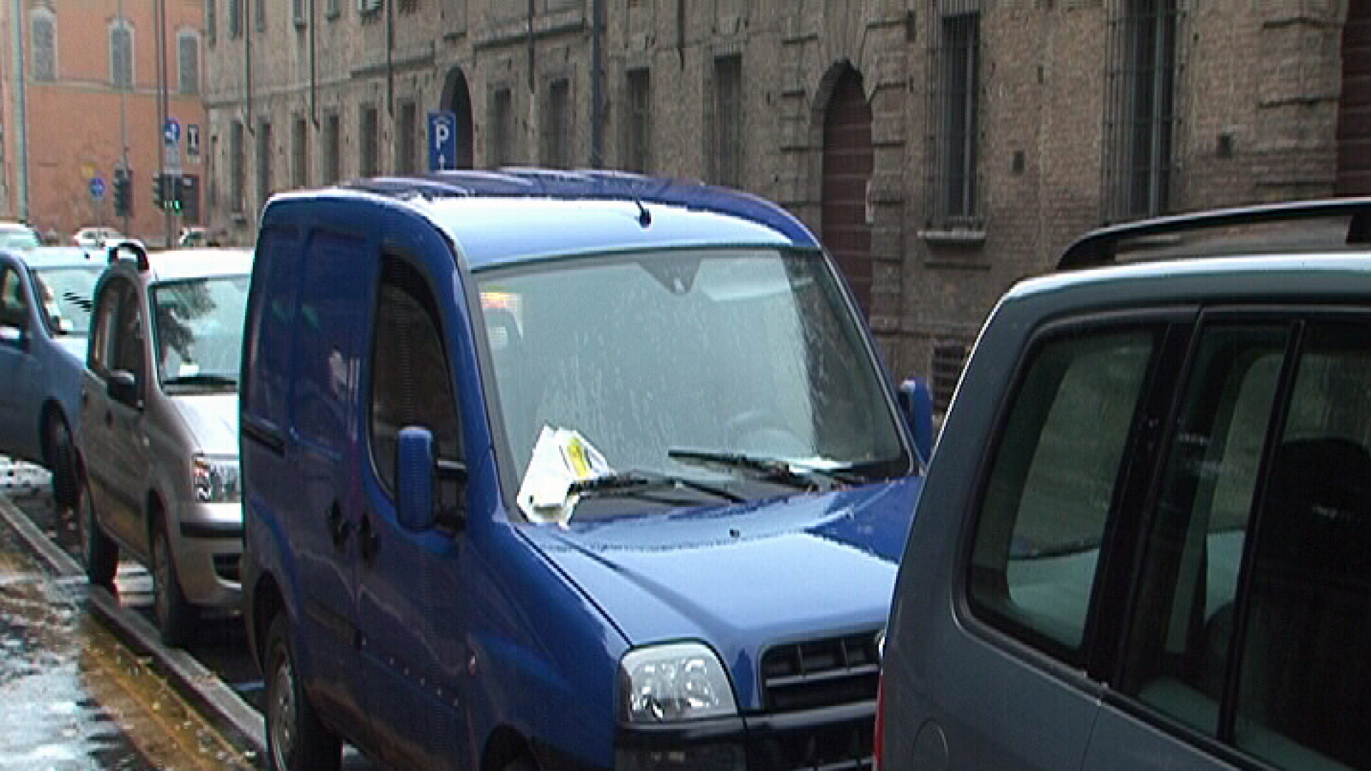 Da settimane parcheggiato sulle strisce blu: raffica di multe al furgone