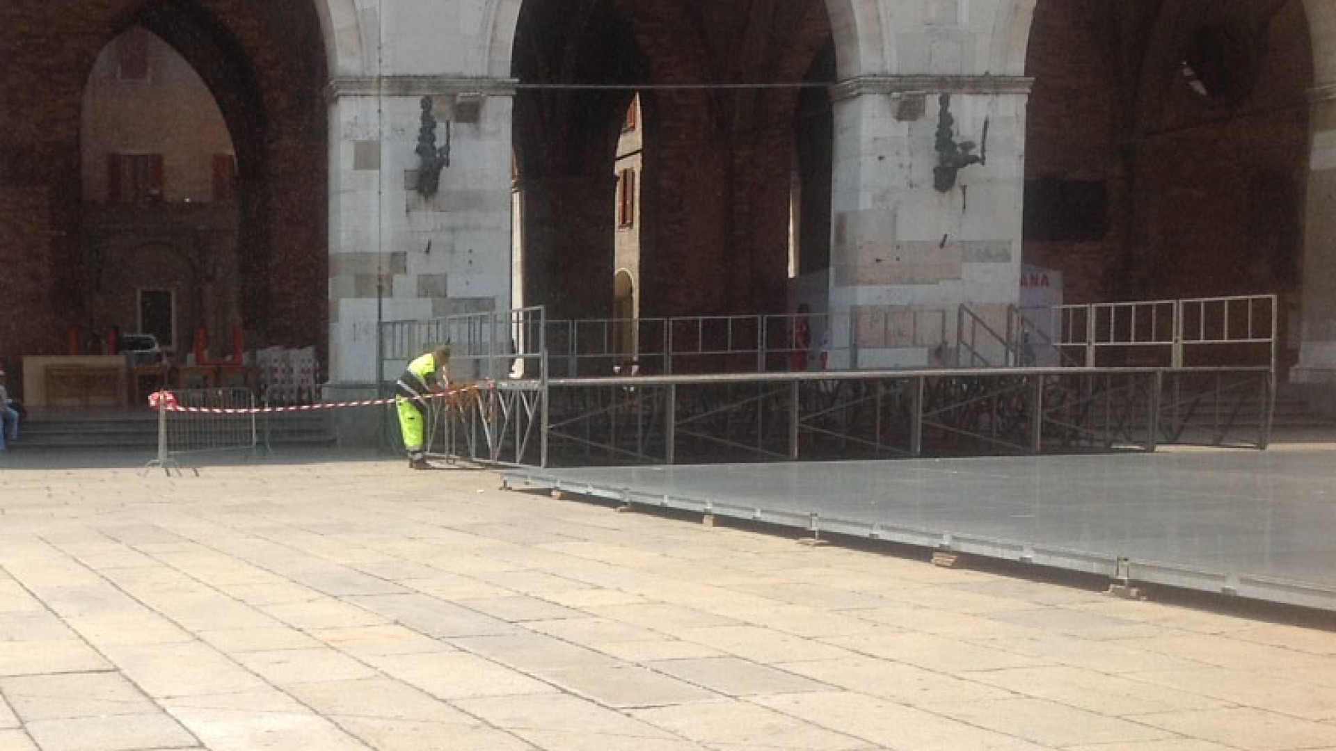 Nuovo sciame d'api a Piacenza: migliaia di insetti in piazza Cavalli. Le immagini