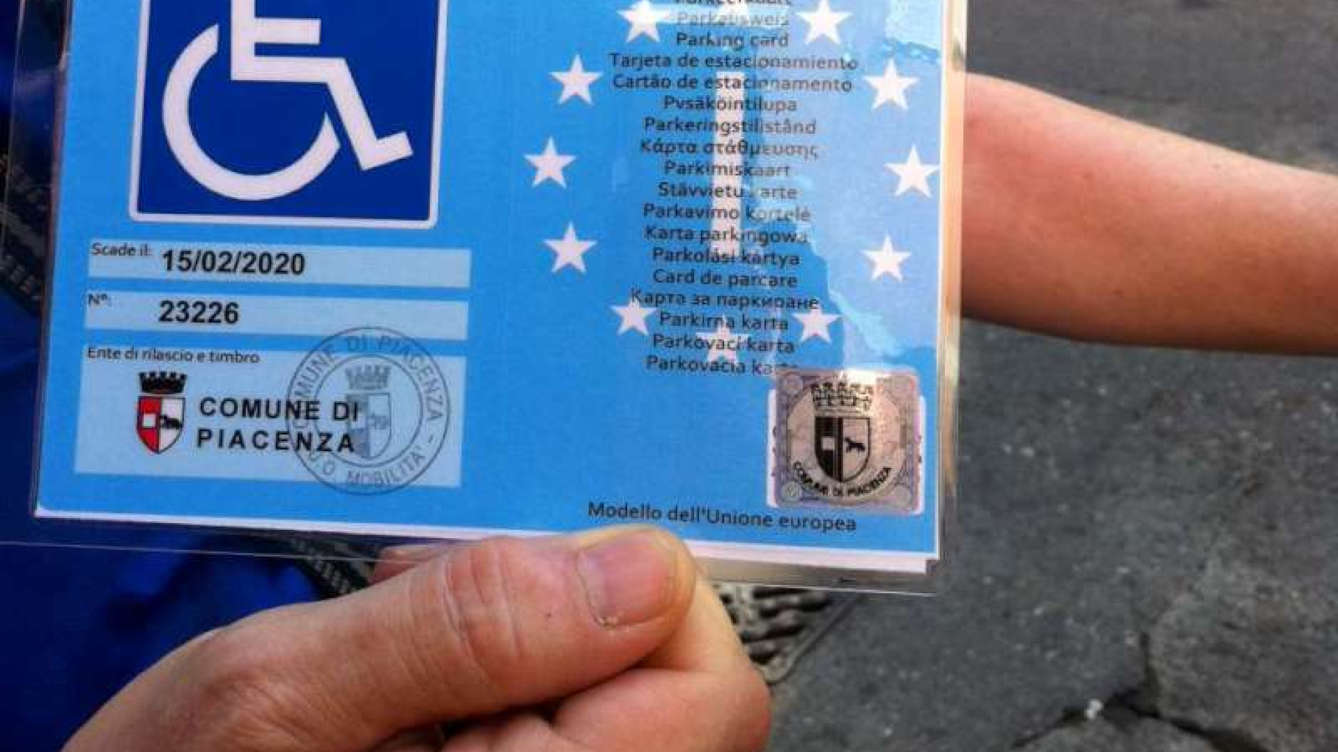 Posti "rubati" ai disabili nel centro commerciale, Comune: "Auto rimosse"