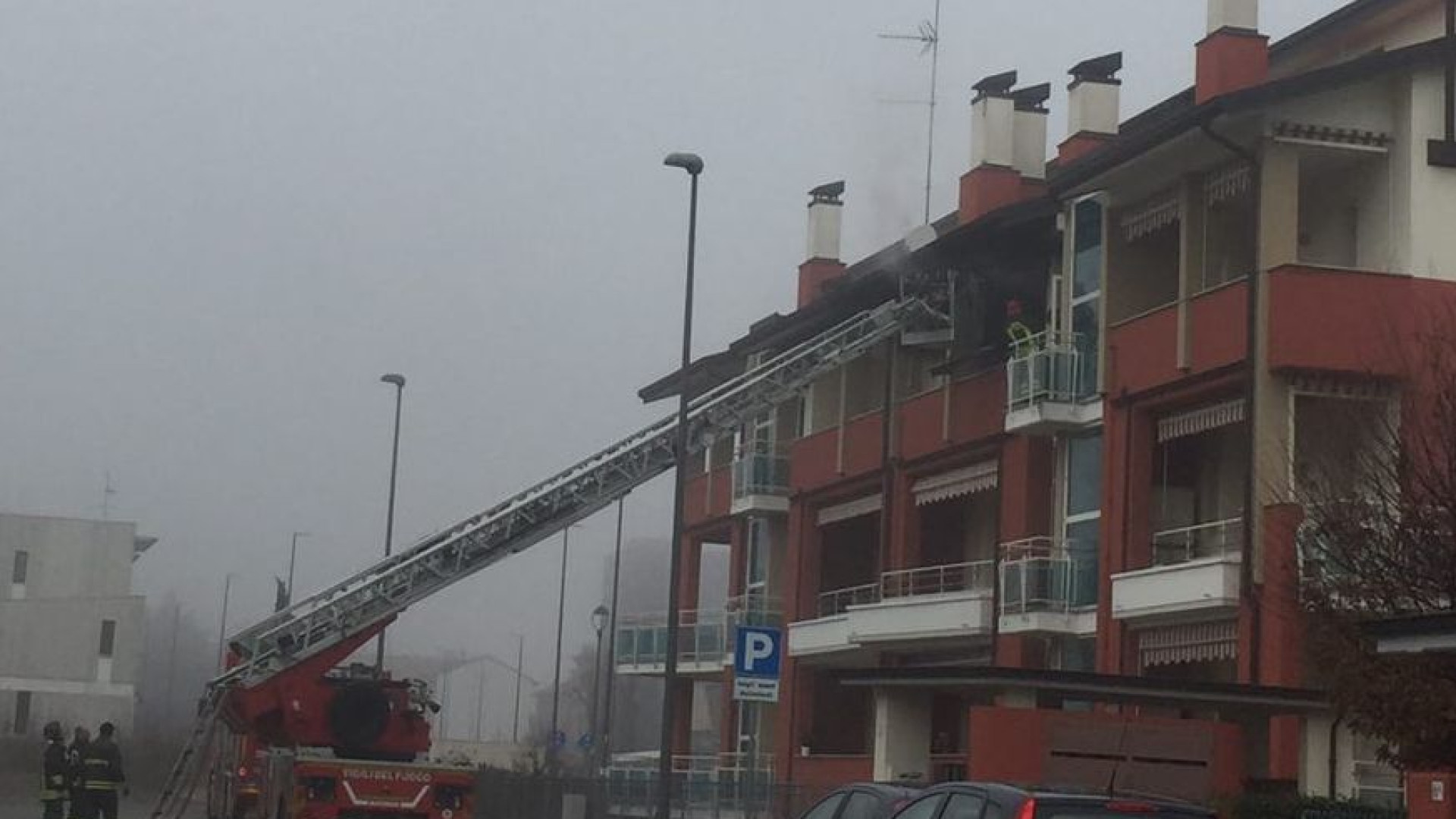 Incendio sul terrazzo in via Pergolotti. Vigili del fuoco in azione