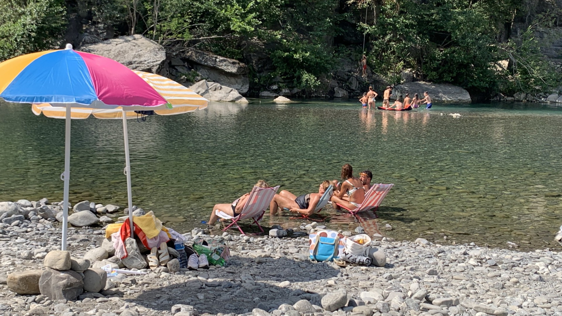 Le giornate in riva al Trebbia non passano mai di moda: "Si sta meglio che al mare"