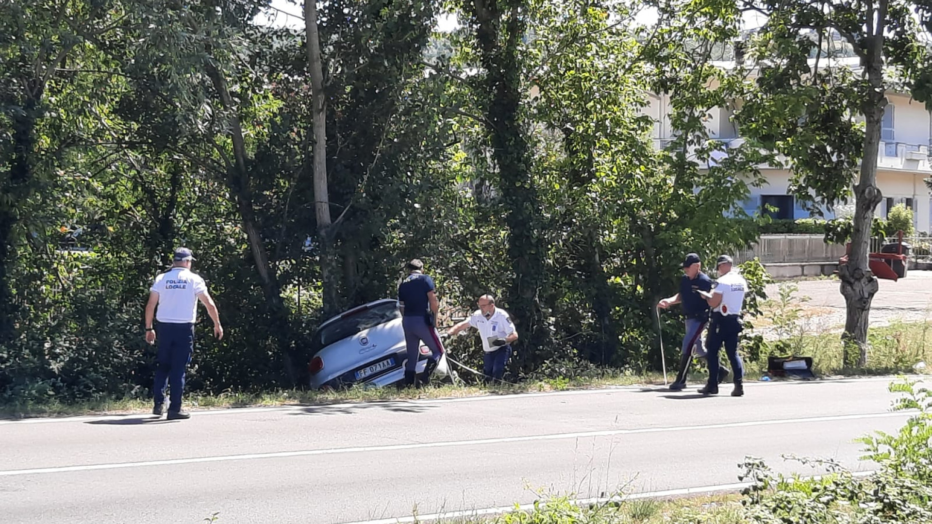 Esce di strada con l'auto e finisce nel canale: elisoccorso ad Albarola di Vigolzone