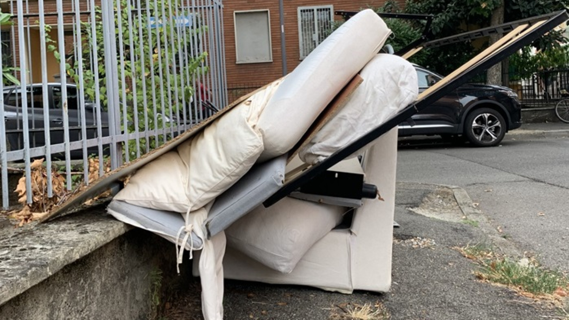 Via Negrotti, residenti esasperati: "Degrado e divani abbandonati in strada"