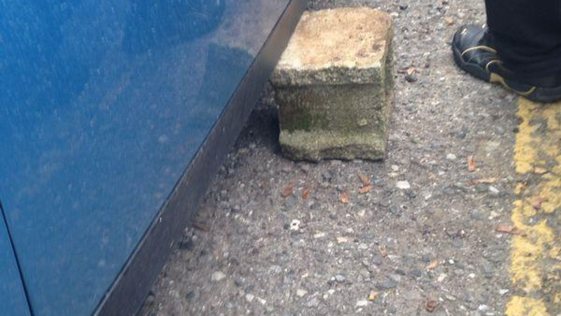 Veggioletta: parcheggia sotto casa, ritrova l’auto sui mattoni senza gomme