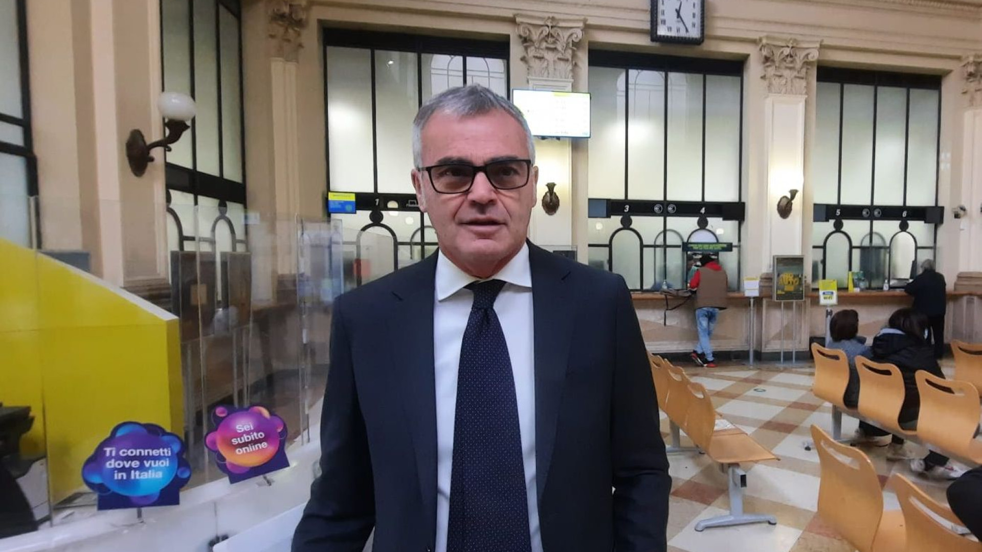 Fila alle Poste, il dirigente Cazzola: "Da tre mesi è possibile prenotare da casa"