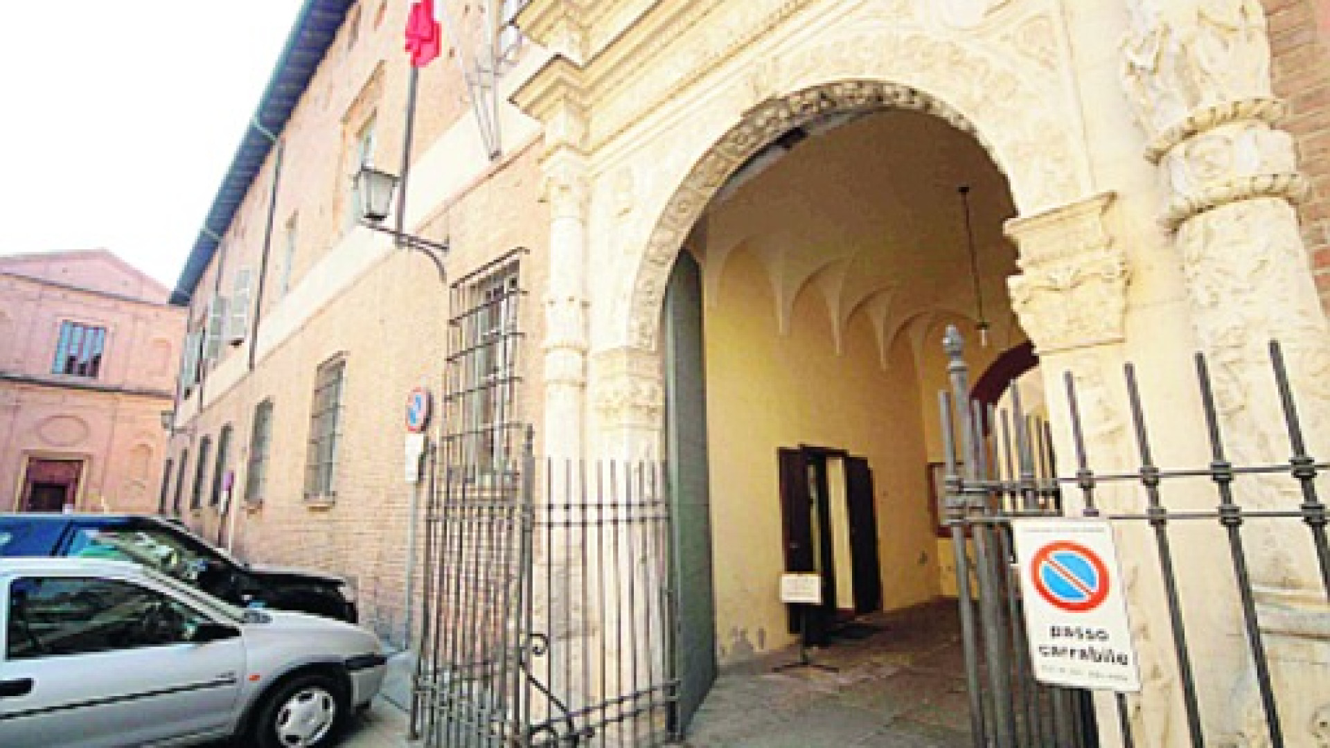 Rivelò segreti d'ufficio della Camera di commercio, condannato a 3 anni