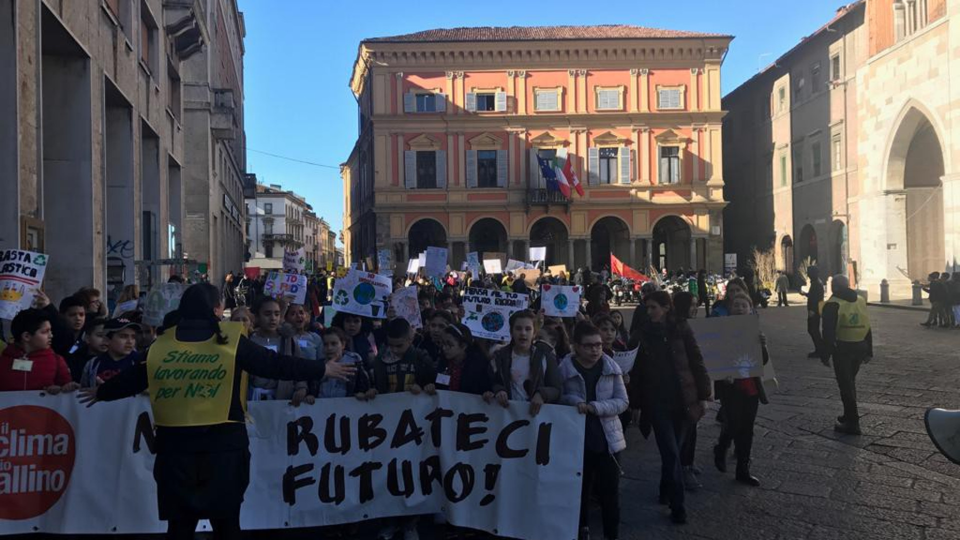 Anche a Piacenza il corteo mondiale per il clima: in migliaia per difendere l'ambiente
