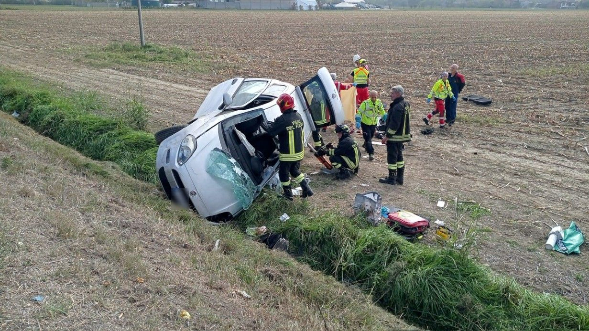 Auto scaraventata in un campo dal frontale con un camion: un ferito grave