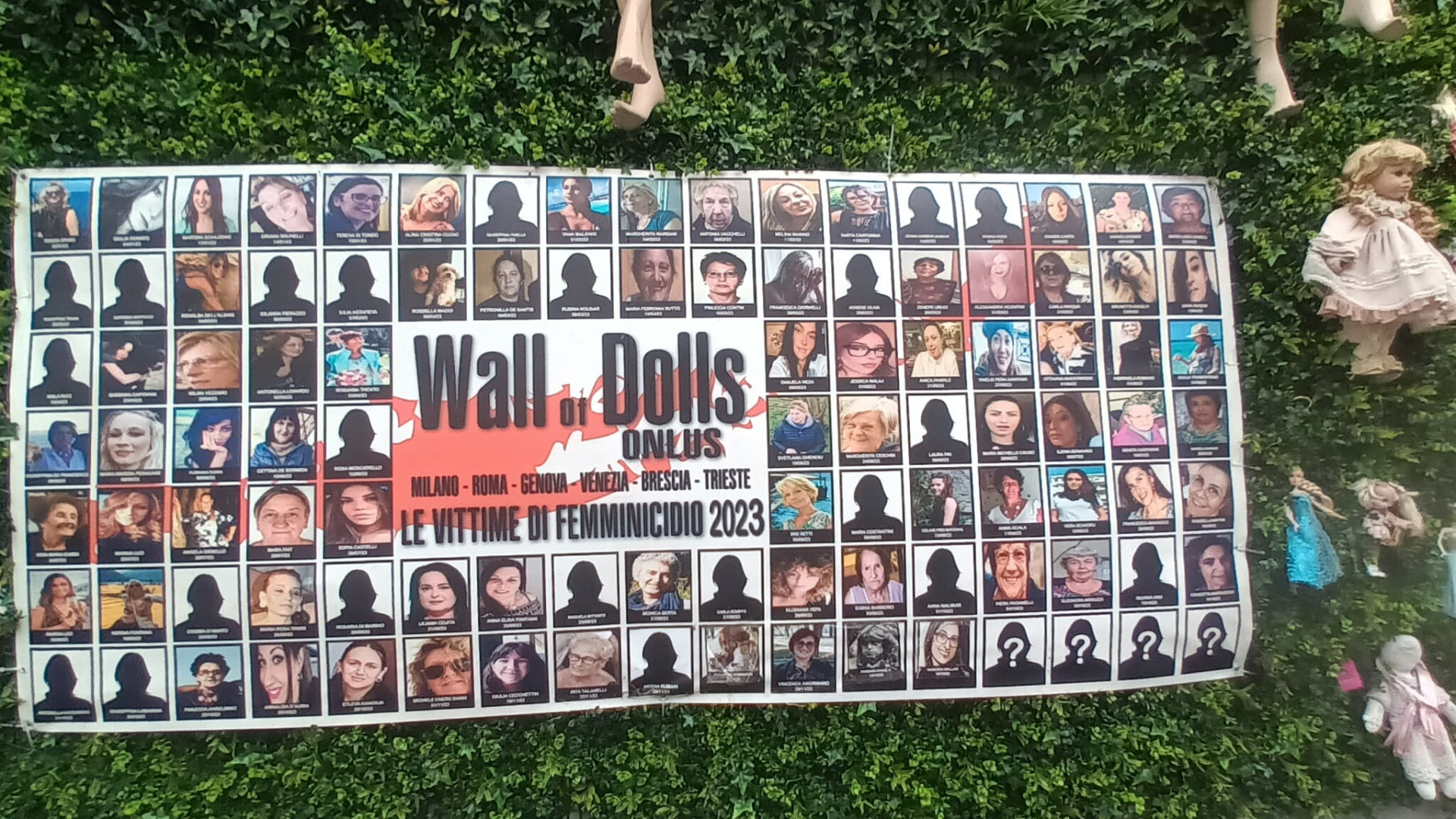 Contro il femminicidio, a Milano il Wall of Dolls della piacentina Beatrice Spezia